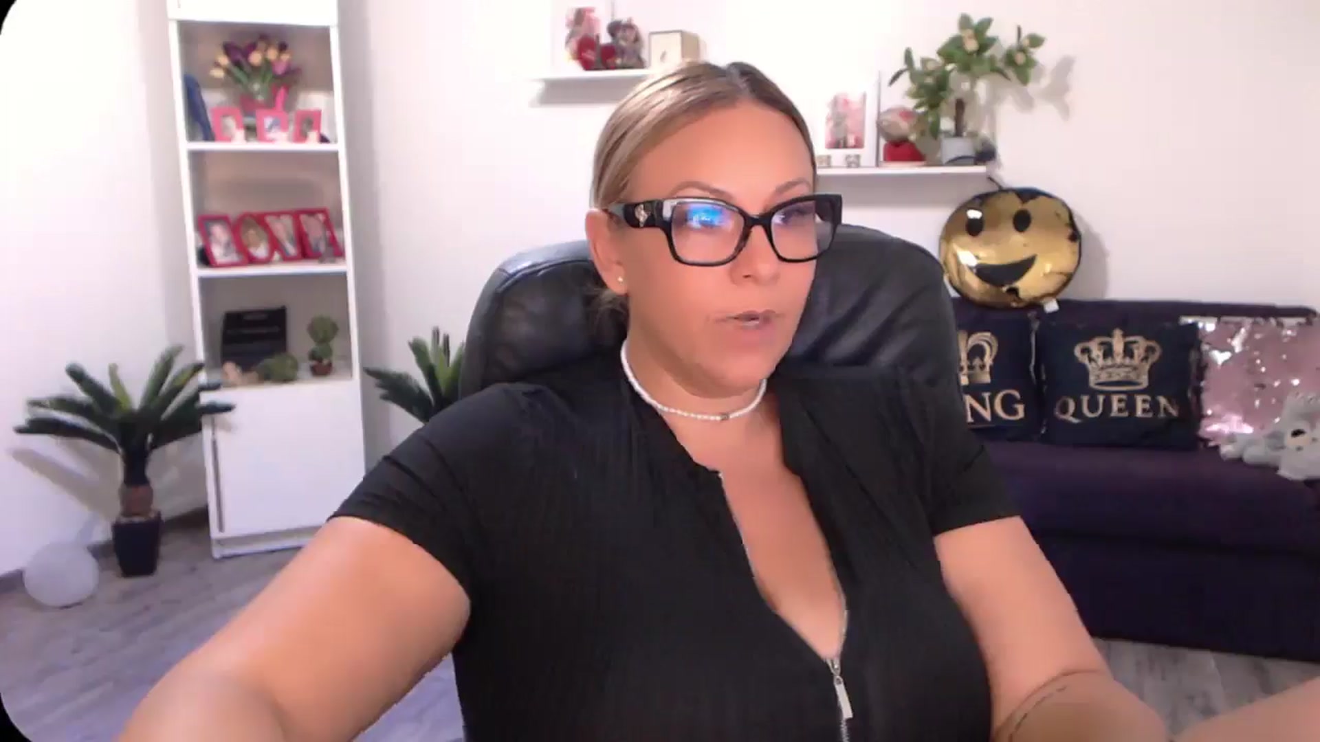 Gallery image thumbnail from A_baby_Boo's myfreecams stream on, 08/22/2024, 13:32 image 9 of 20