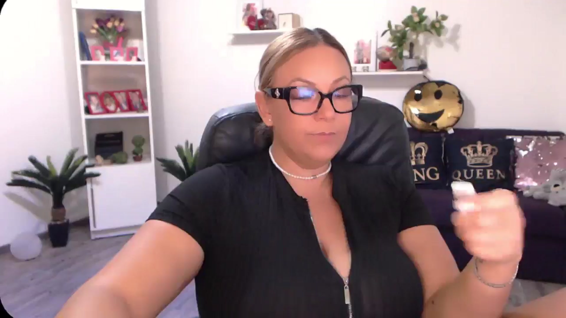 Gallery image thumbnail from A_baby_Boo's myfreecams stream on, 08/22/2024, 13:32 image 13 of 20