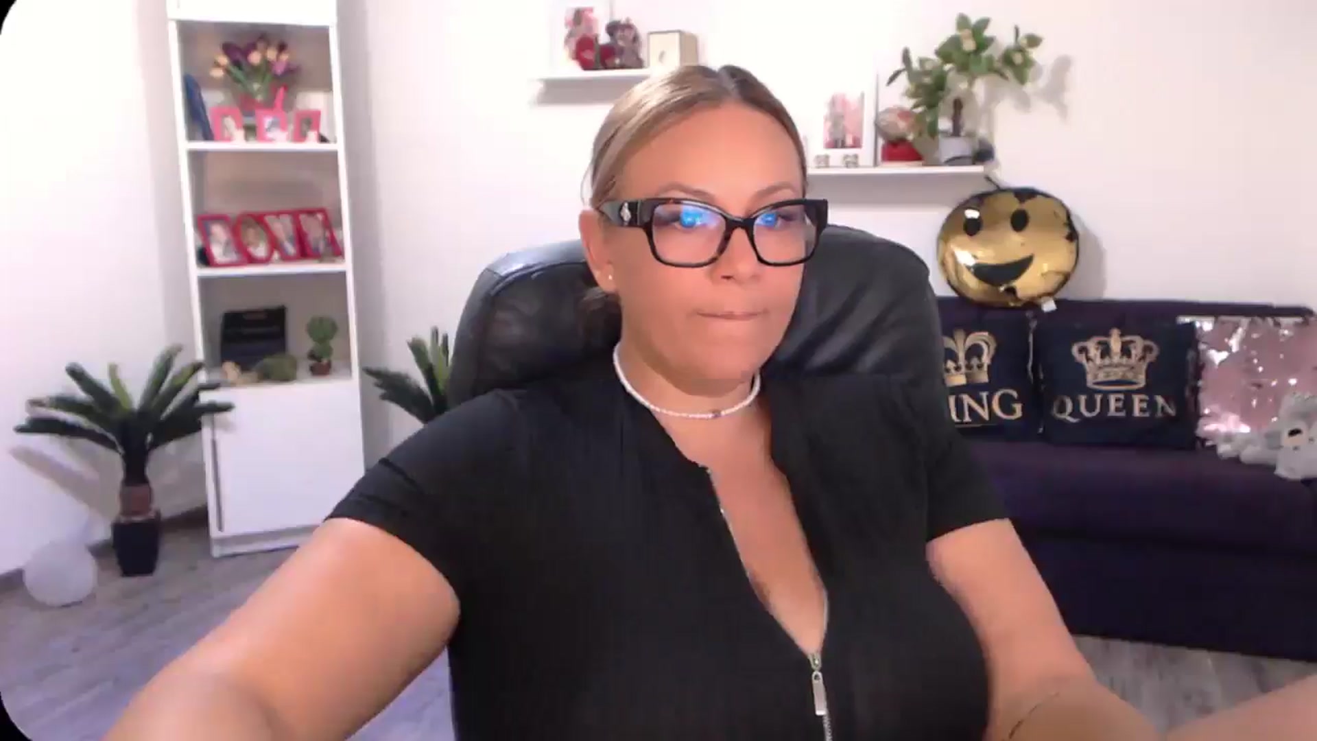 Gallery image thumbnail from A_baby_Boo's myfreecams stream on, 08/22/2024, 13:32 image 15 of 20