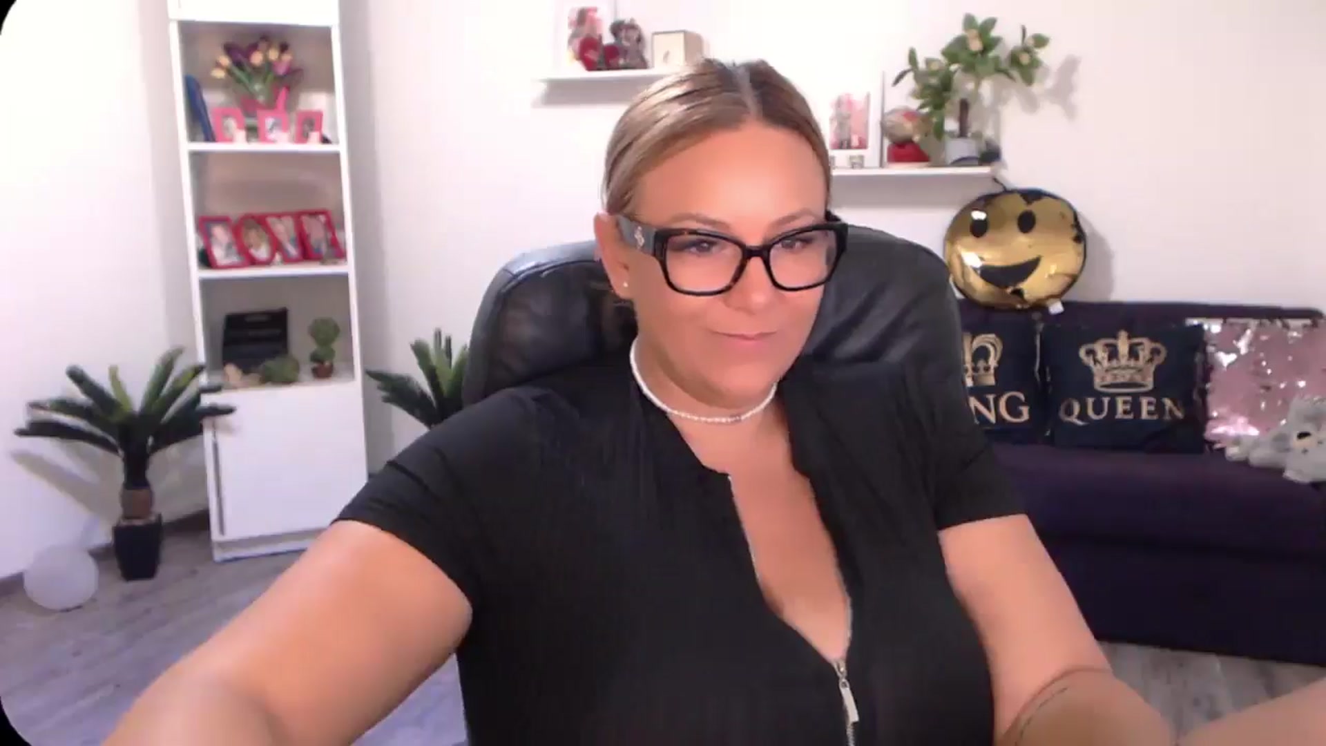 Gallery image thumbnail from A_baby_Boo's myfreecams stream on, 08/22/2024, 13:32 image 7 of 20