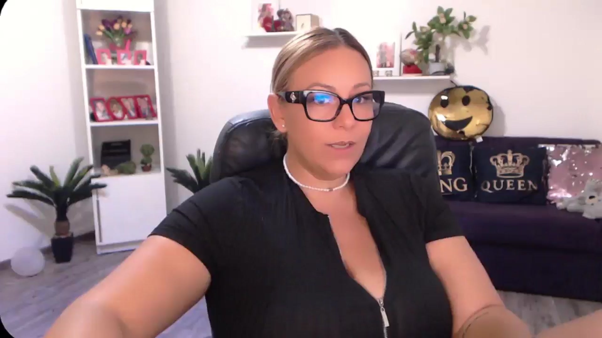 Gallery image thumbnail from A_baby_Boo's myfreecams stream on, 08/22/2024, 13:32 image 11 of 20
