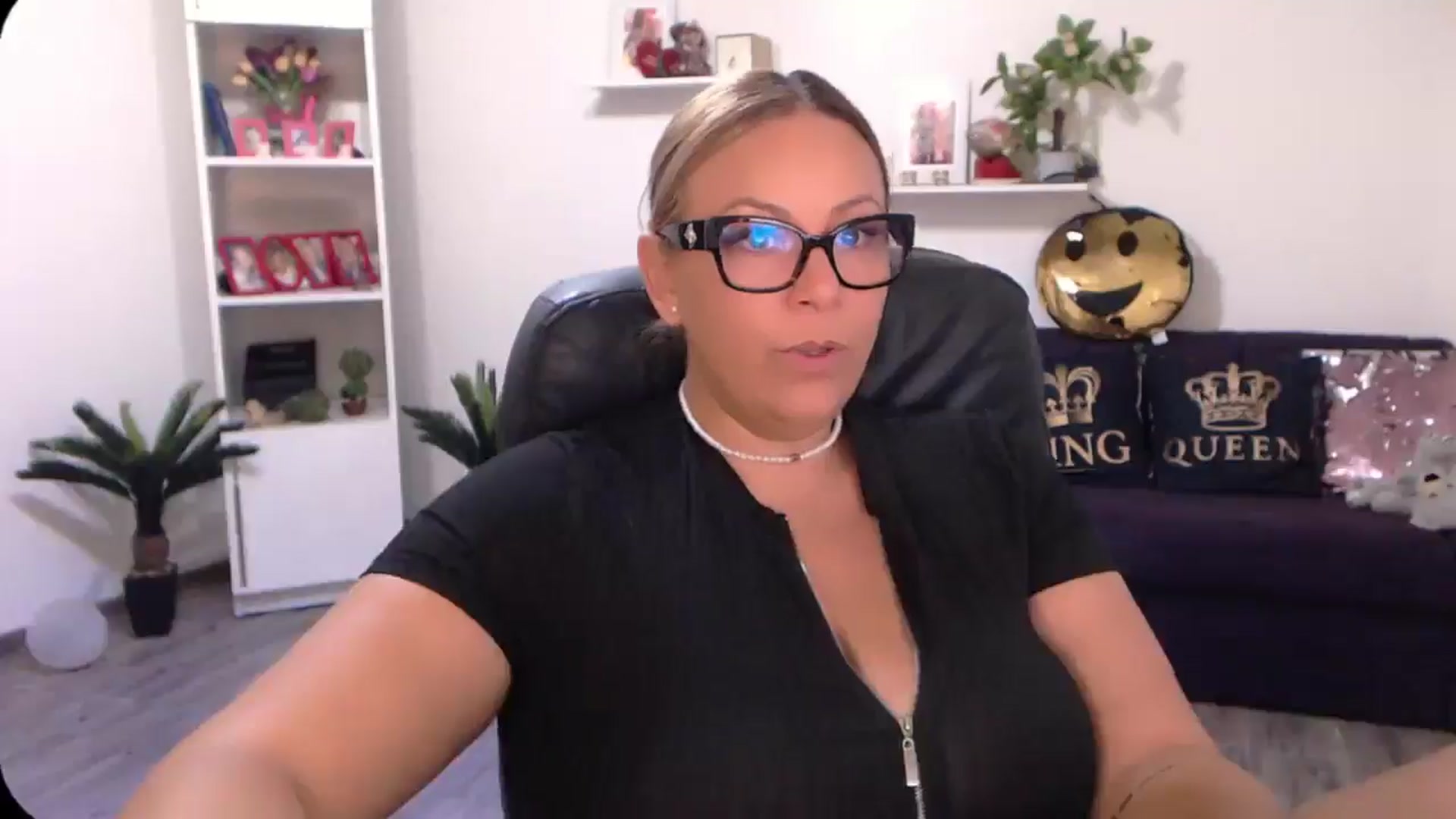 Gallery image thumbnail from A_baby_Boo's myfreecams stream on, 08/22/2024, 13:32 image 17 of 20