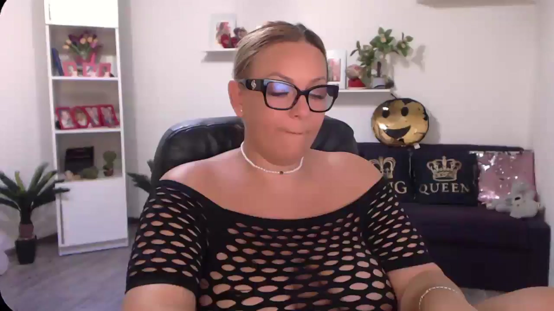 Gallery image thumbnail from A_baby_Boo's myfreecams stream on, 08/22/2024, 17:13 image 12 of 20