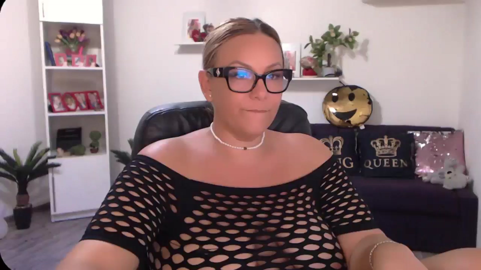 Gallery image thumbnail from A_baby_Boo's myfreecams stream on, 08/22/2024, 17:13 image 8 of 20
