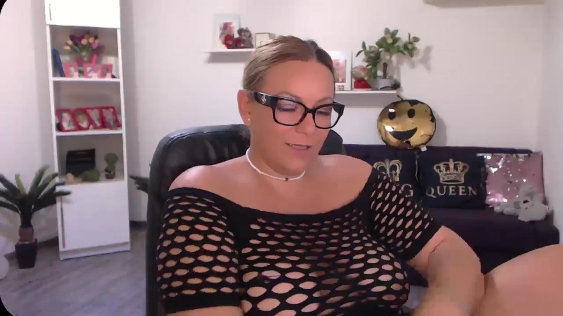 Gallery image thumbnail from A_baby_Boo's myfreecams stream on, 08/22/2024, 17:13 image 15 of 20
