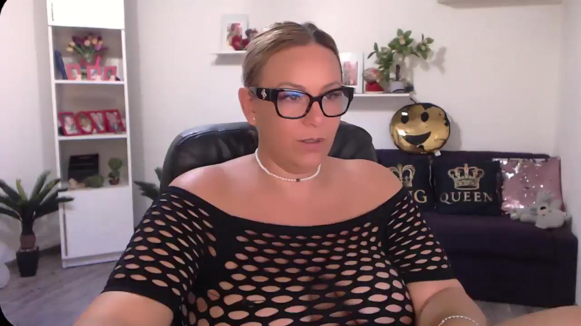 Gallery image thumbnail from A_baby_Boo's myfreecams stream on, 08/22/2024, 17:13 image 4 of 20