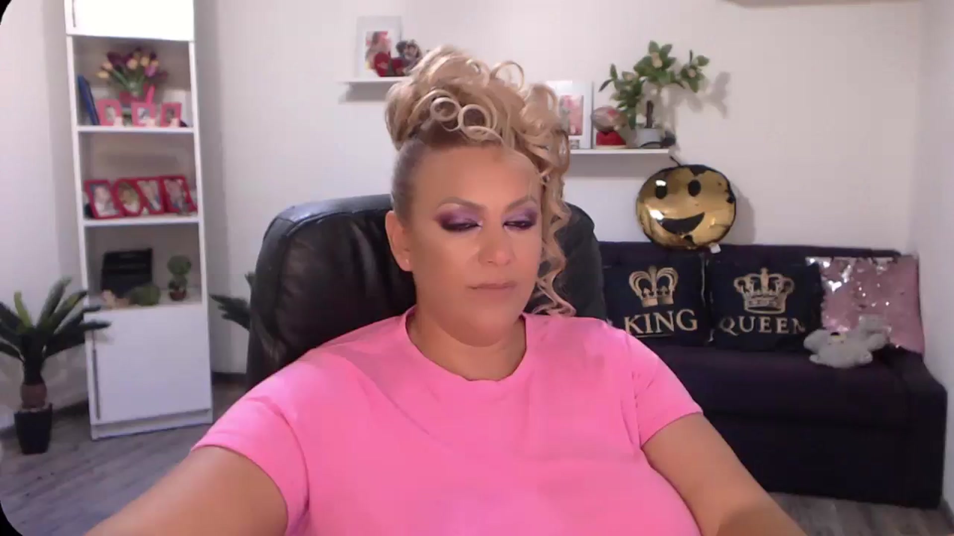 Gallery image thumbnail from A_baby_Boo's myfreecams stream on, 08/25/2024, 12:53 image 9 of 20