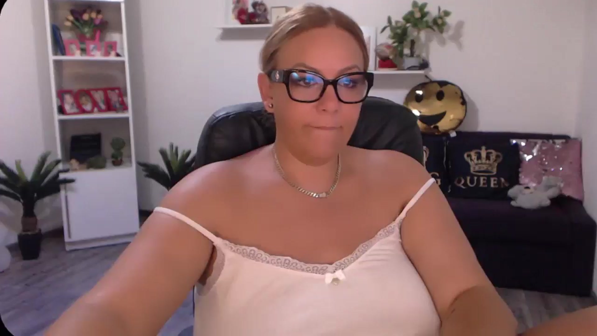 Gallery image thumbnail from A_baby_Boo's myfreecams stream on, 08/26/2024, 05:29 image 2 of 20