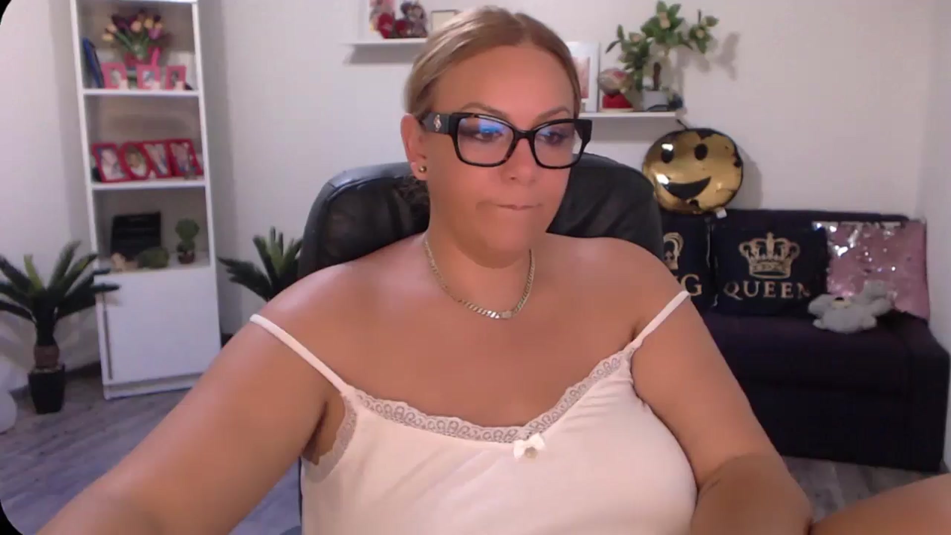 Gallery image thumbnail from A_baby_Boo's myfreecams stream on, 08/26/2024, 05:29 image 5 of 20