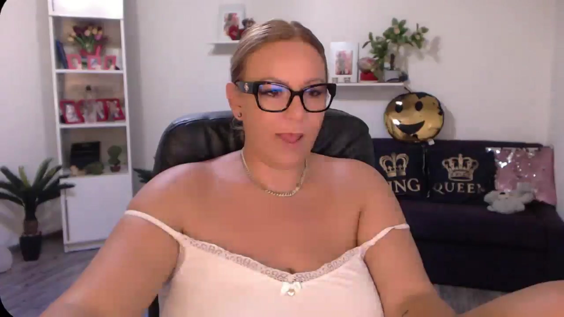 Gallery image thumbnail from A_baby_Boo's myfreecams stream on, 08/26/2024, 15:46 image 15 of 20