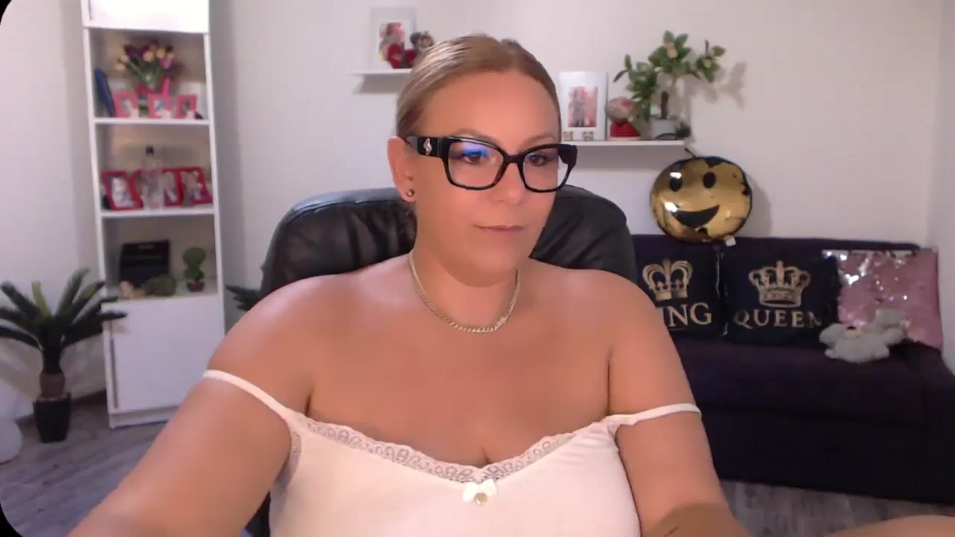 Gallery image thumbnail from A_baby_Boo's myfreecams stream on, 08/26/2024, 15:46 image 11 of 20