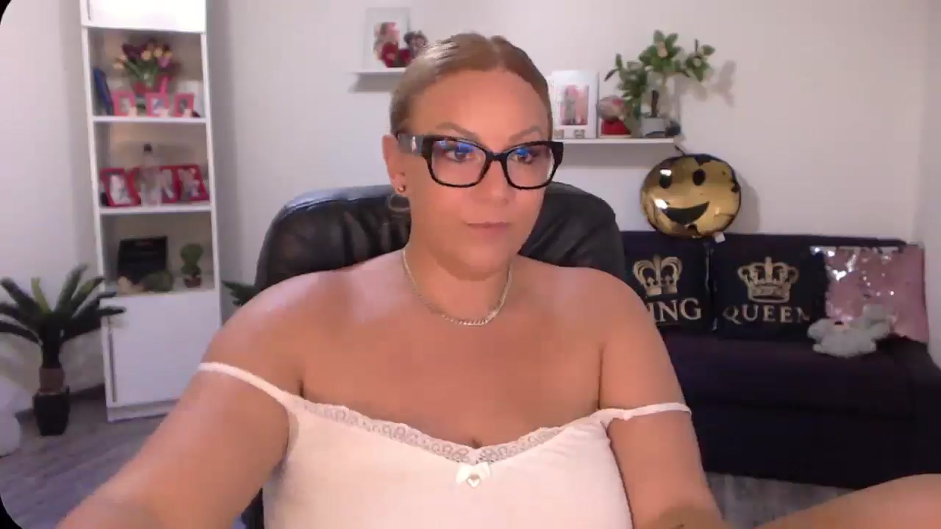 Gallery image thumbnail from A_baby_Boo's myfreecams stream on, 08/26/2024, 15:46 image 12 of 20