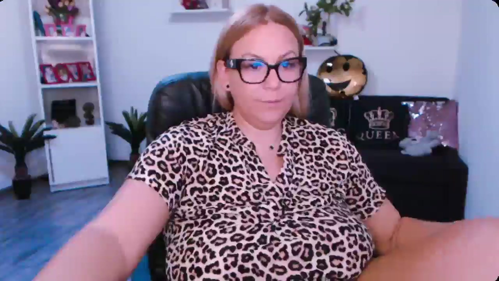 Gallery image thumbnail from A_baby_Boo's myfreecams stream on, 08/31/2024, 19:06 image 15 of 20