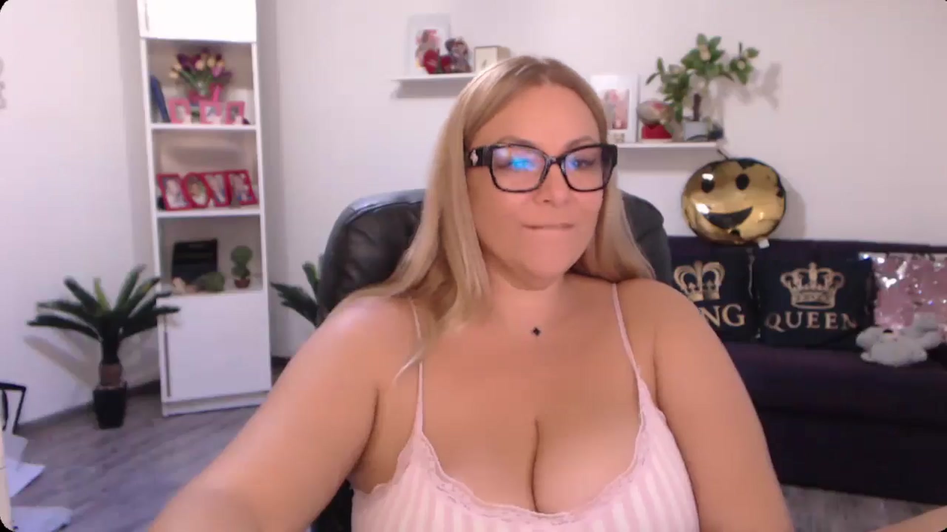 Gallery image thumbnail from A_baby_Boo's myfreecams stream on, 09/01/2024, 08:41 image 9 of 20