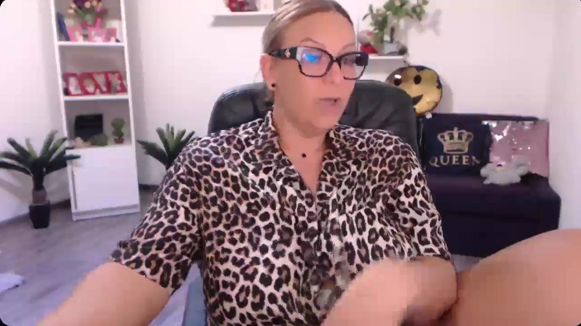 Gallery image thumbnail from A_baby_Boo's myfreecams stream on, 09/07/2024, 22:28 image 16 of 20