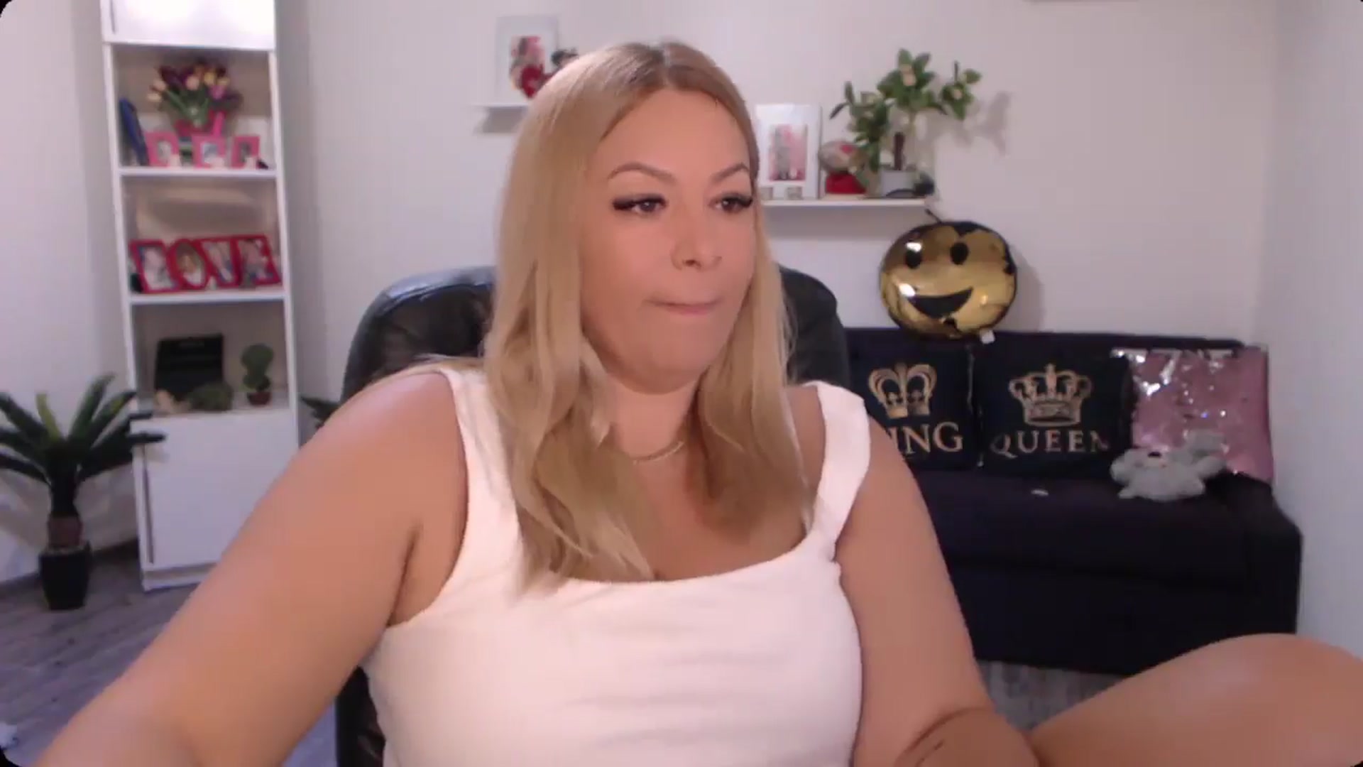 Gallery image thumbnail from A_baby_Boo's myfreecams stream on, 09/12/2024, 11:57 image 11 of 20