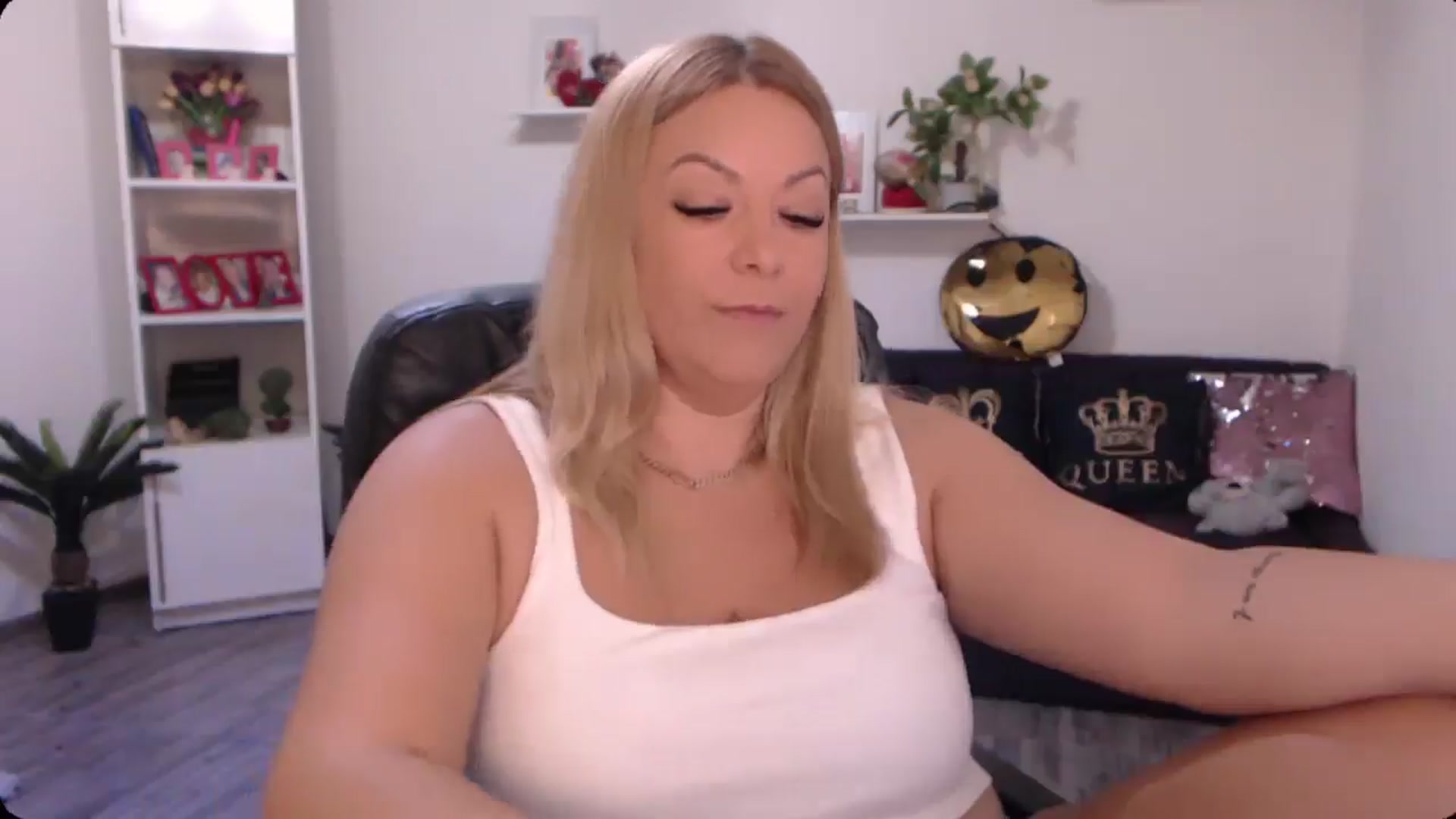 Gallery image thumbnail from A_baby_Boo's myfreecams stream on, 09/12/2024, 11:57 image 5 of 20