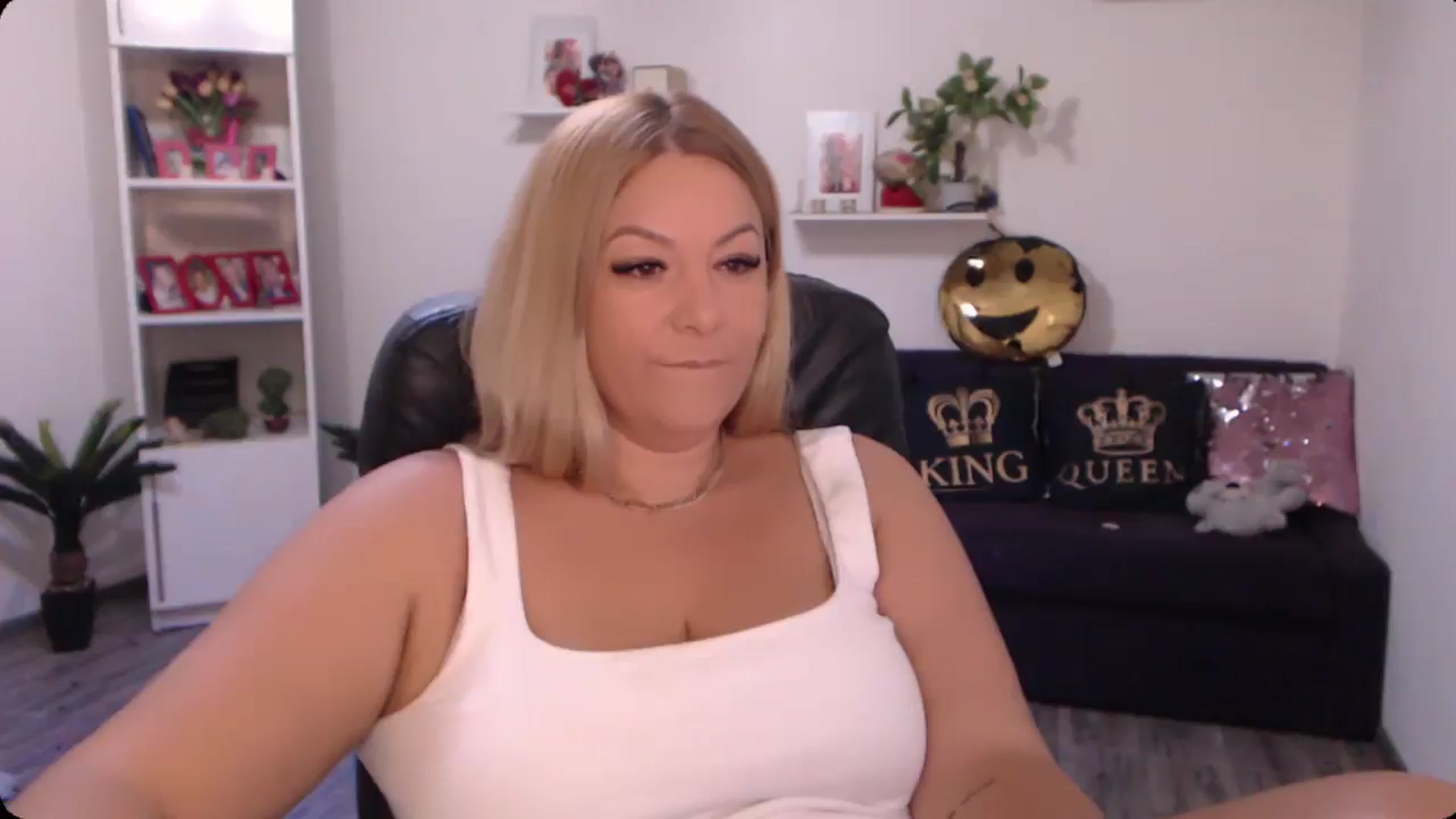 Gallery image thumbnail from A_baby_Boo's myfreecams stream on, 09/12/2024, 11:57 image 17 of 20