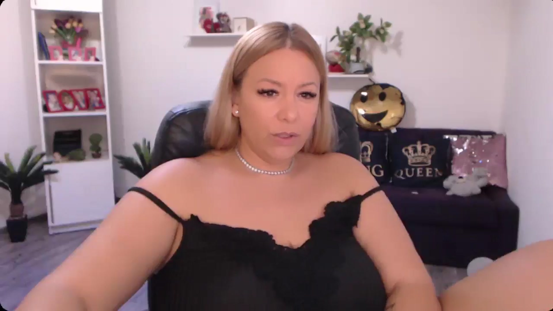 Gallery image thumbnail from A_baby_Boo's myfreecams stream on, 09/14/2024, 09:38 image 9 of 20