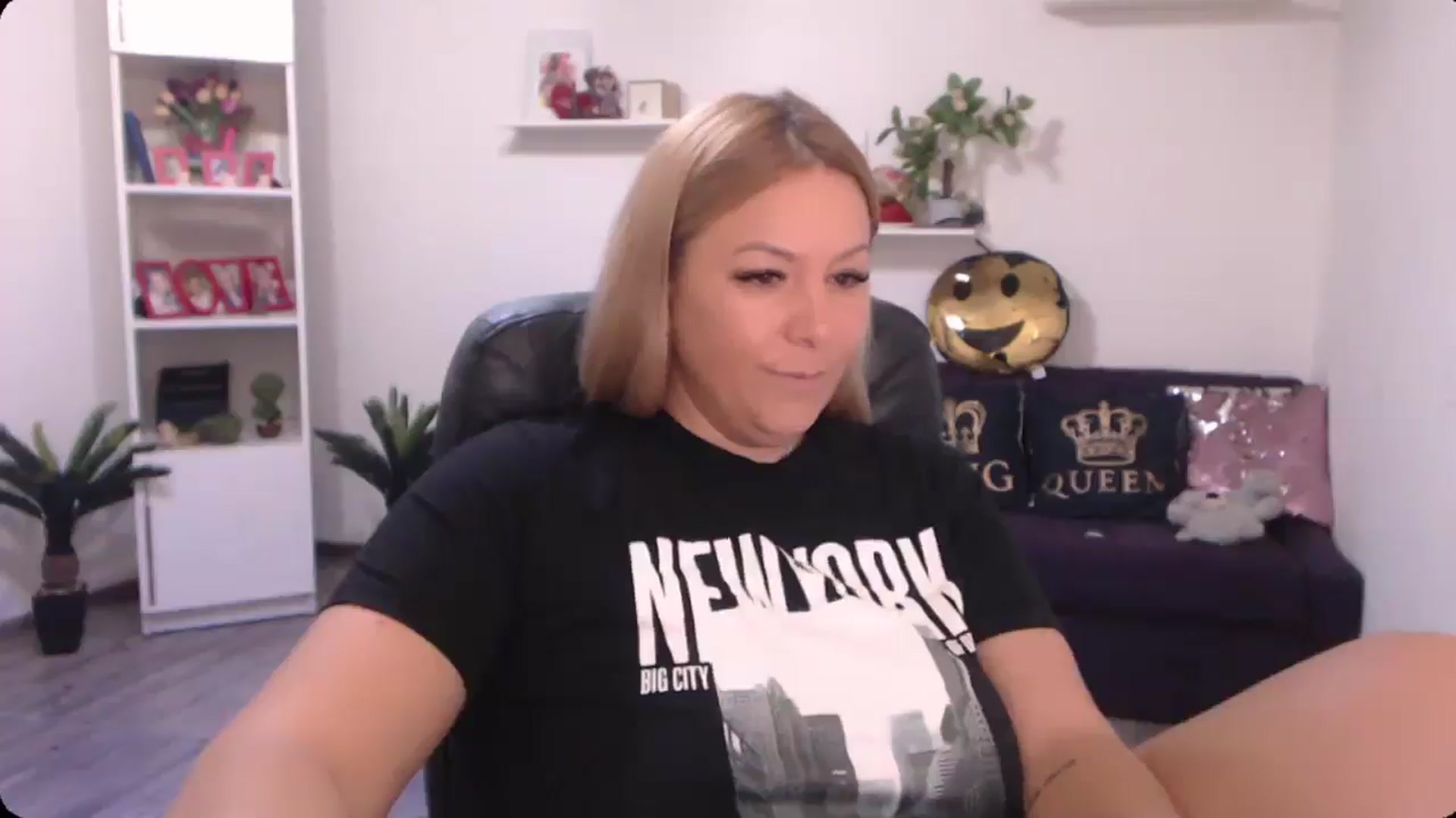 Gallery image thumbnail from A_baby_Boo's myfreecams stream on, 09/17/2024, 16:34 image 6 of 20