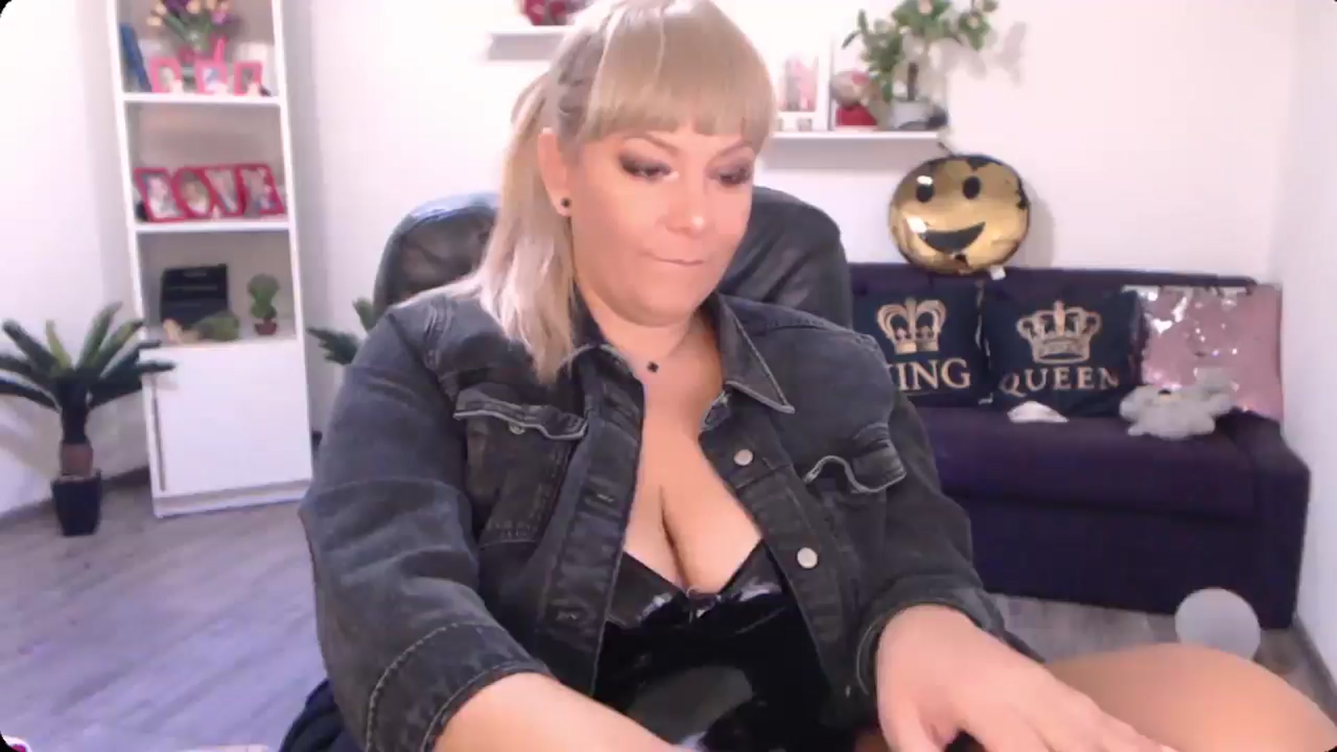 Gallery image thumbnail from A_baby_Boo's myfreecams stream on, 09/18/2024, 18:38 image 1 of 20
