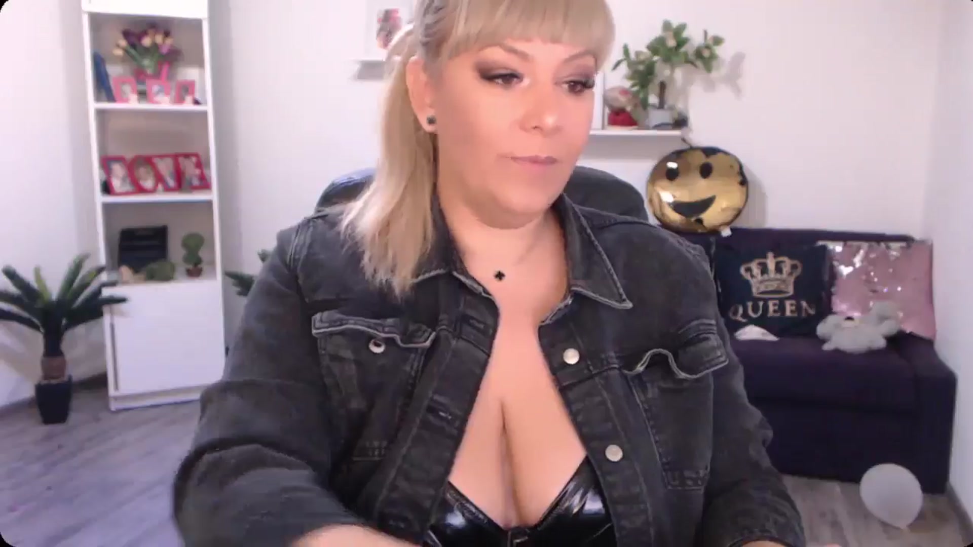 Gallery image thumbnail from A_baby_Boo's myfreecams stream on, 09/18/2024, 18:38 image 18 of 20