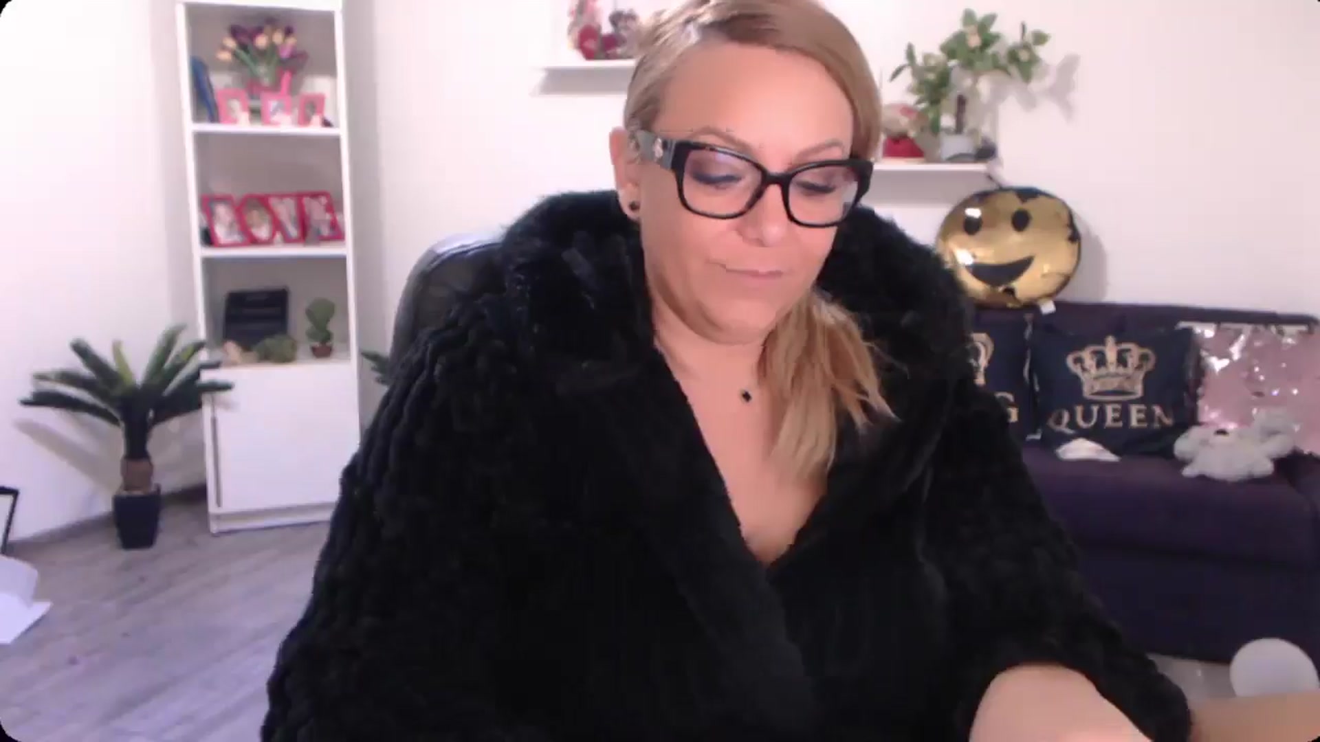 Gallery image thumbnail from A_baby_Boo's myfreecams stream on, 09/19/2024, 07:18 image 17 of 20