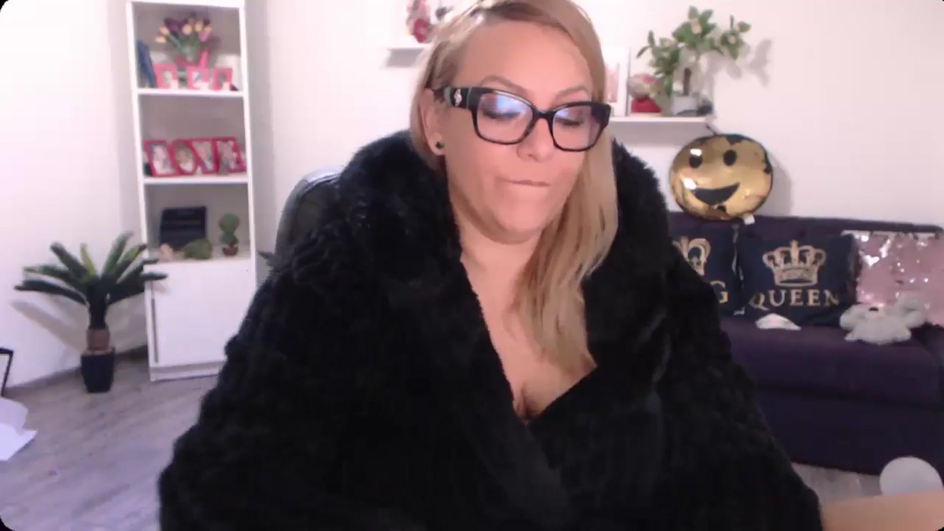 Gallery image thumbnail from A_baby_Boo's myfreecams stream on, 09/19/2024, 07:18 image 9 of 20
