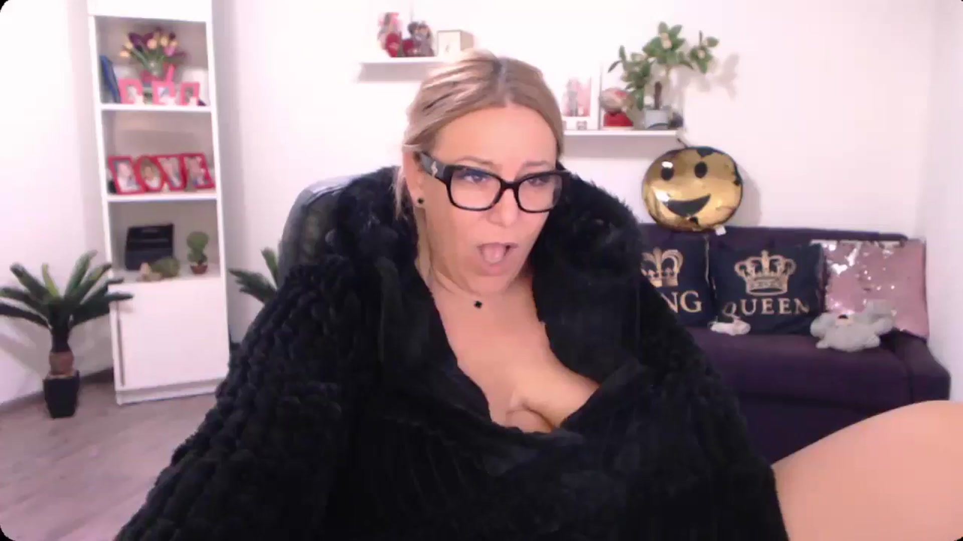Gallery image thumbnail from A_baby_Boo's myfreecams stream on, 09/21/2024, 14:29 image 17 of 20
