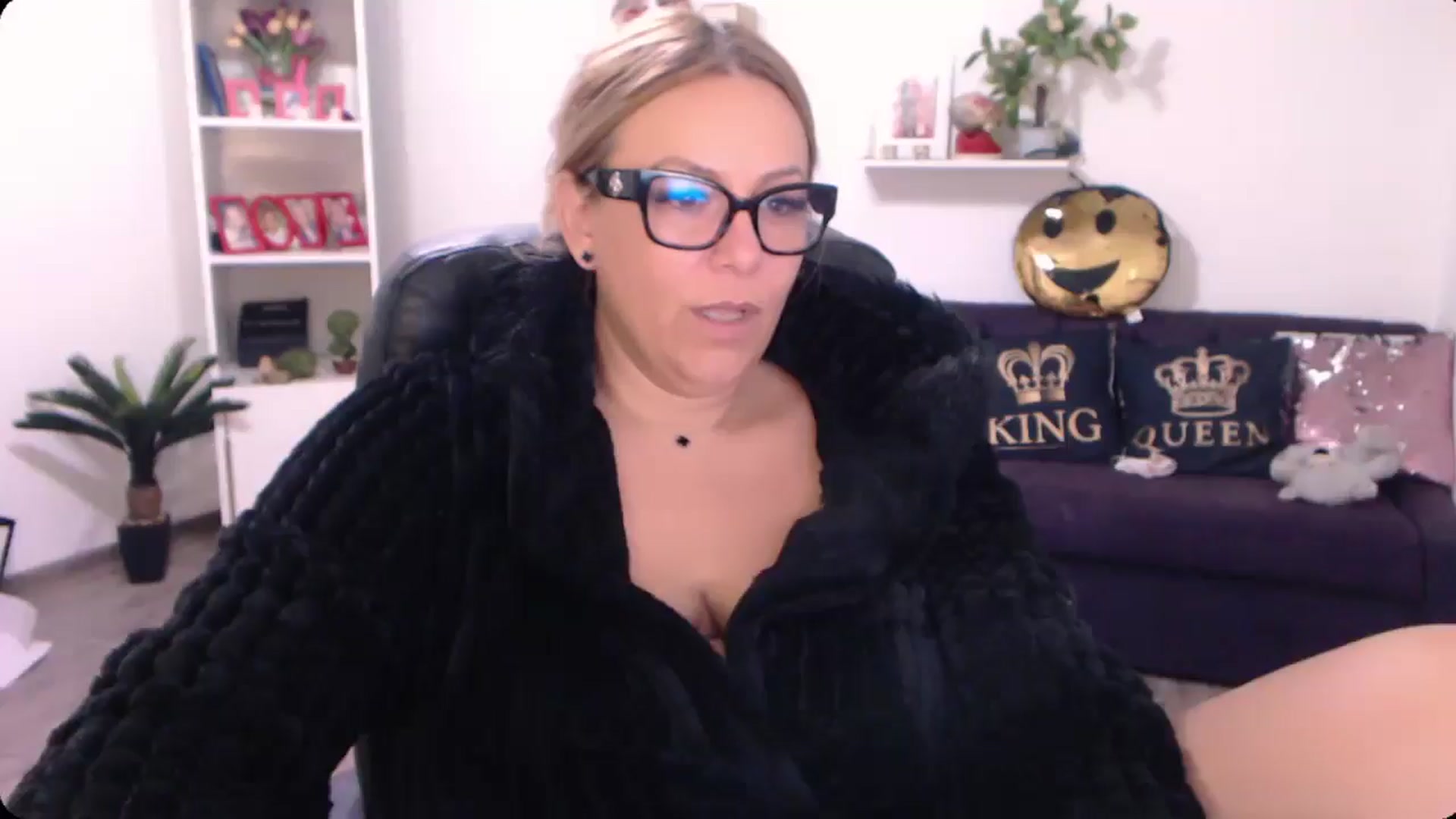Gallery image thumbnail from A_baby_Boo's myfreecams stream on, 09/21/2024, 15:36 image 13 of 20