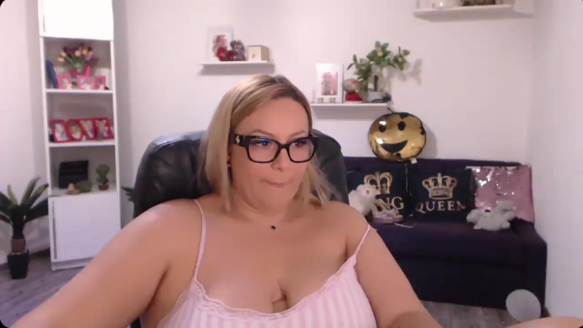 Gallery image thumbnail from A_baby_Boo's myfreecams stream on, 09/25/2024, 15:51 image 16 of 20
