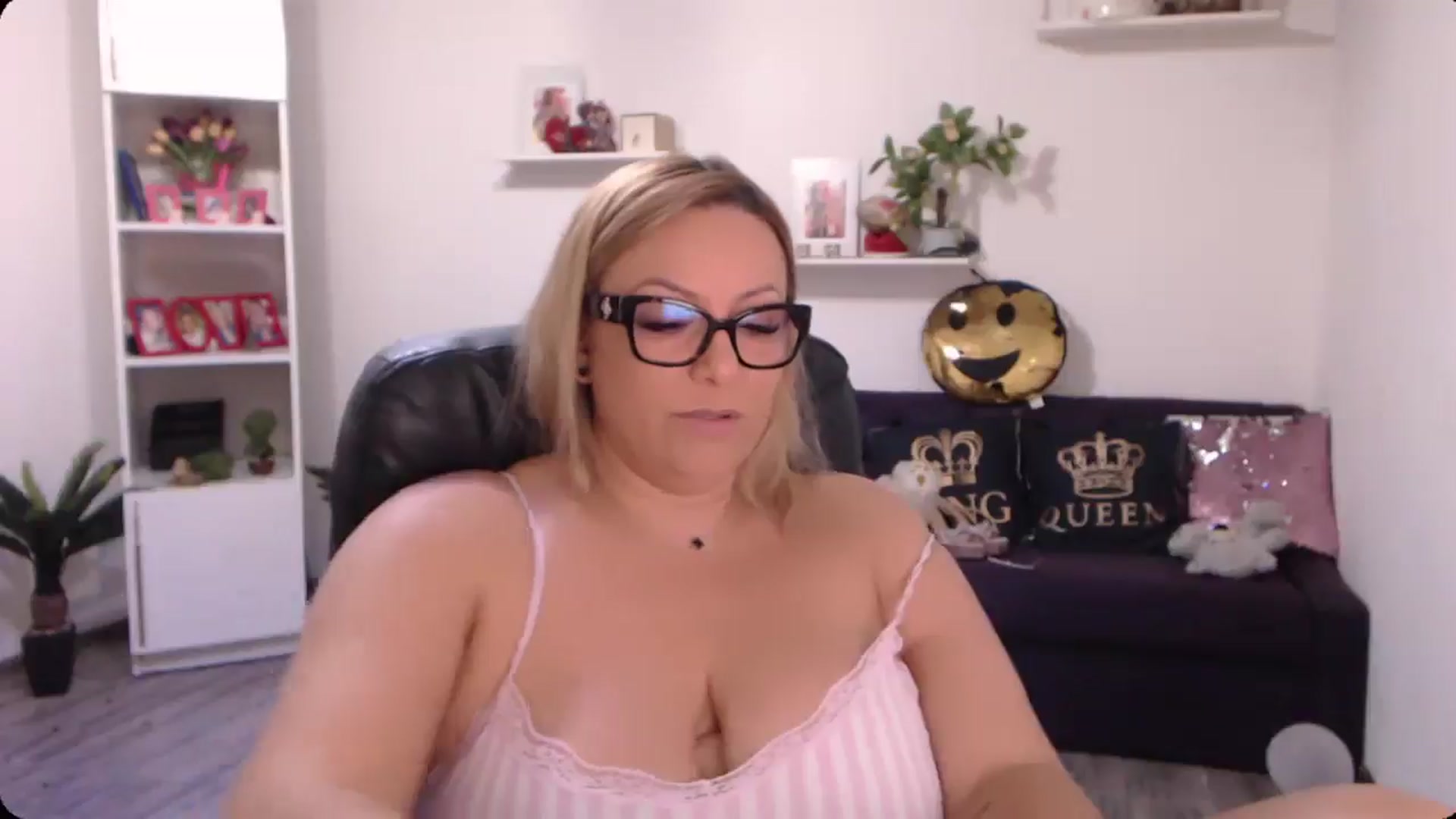 Gallery image thumbnail from A_baby_Boo's myfreecams stream on, 09/25/2024, 15:51 image 13 of 20