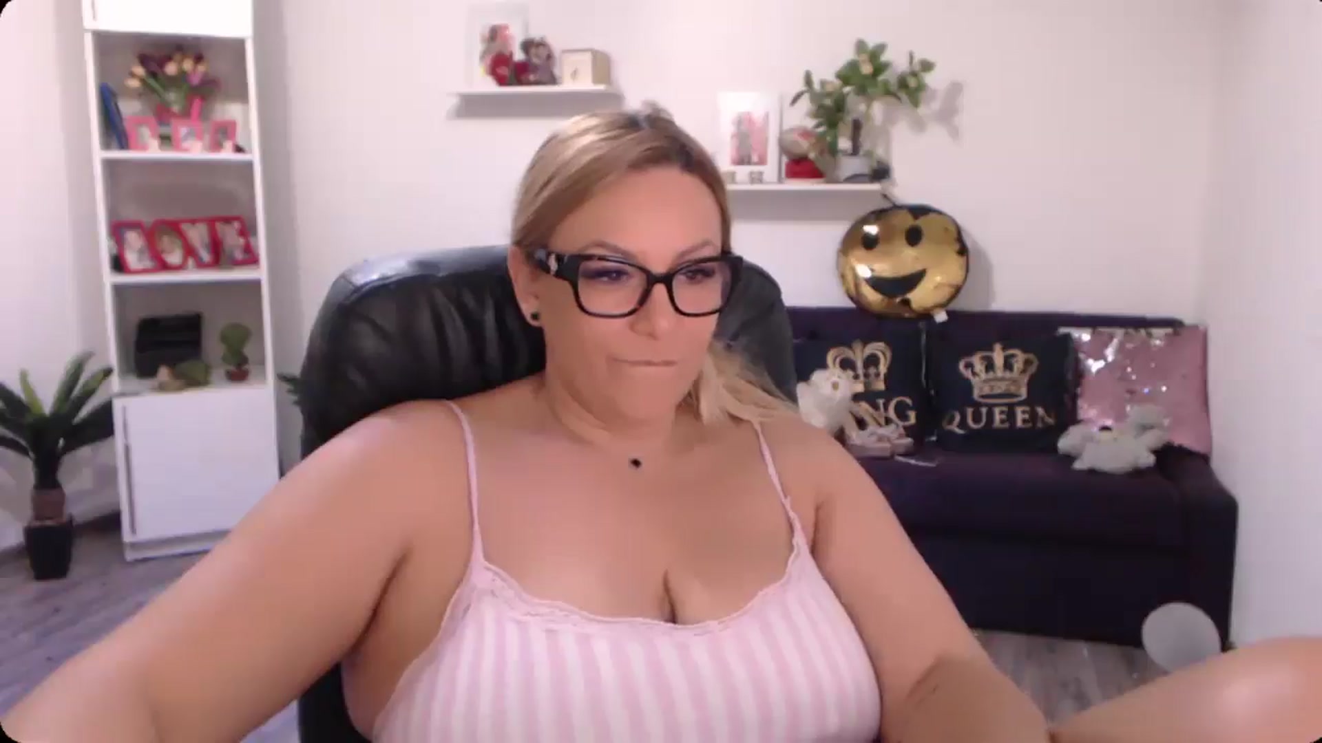 Gallery image thumbnail from A_baby_Boo's myfreecams stream on, 09/25/2024, 17:05 image 19 of 20