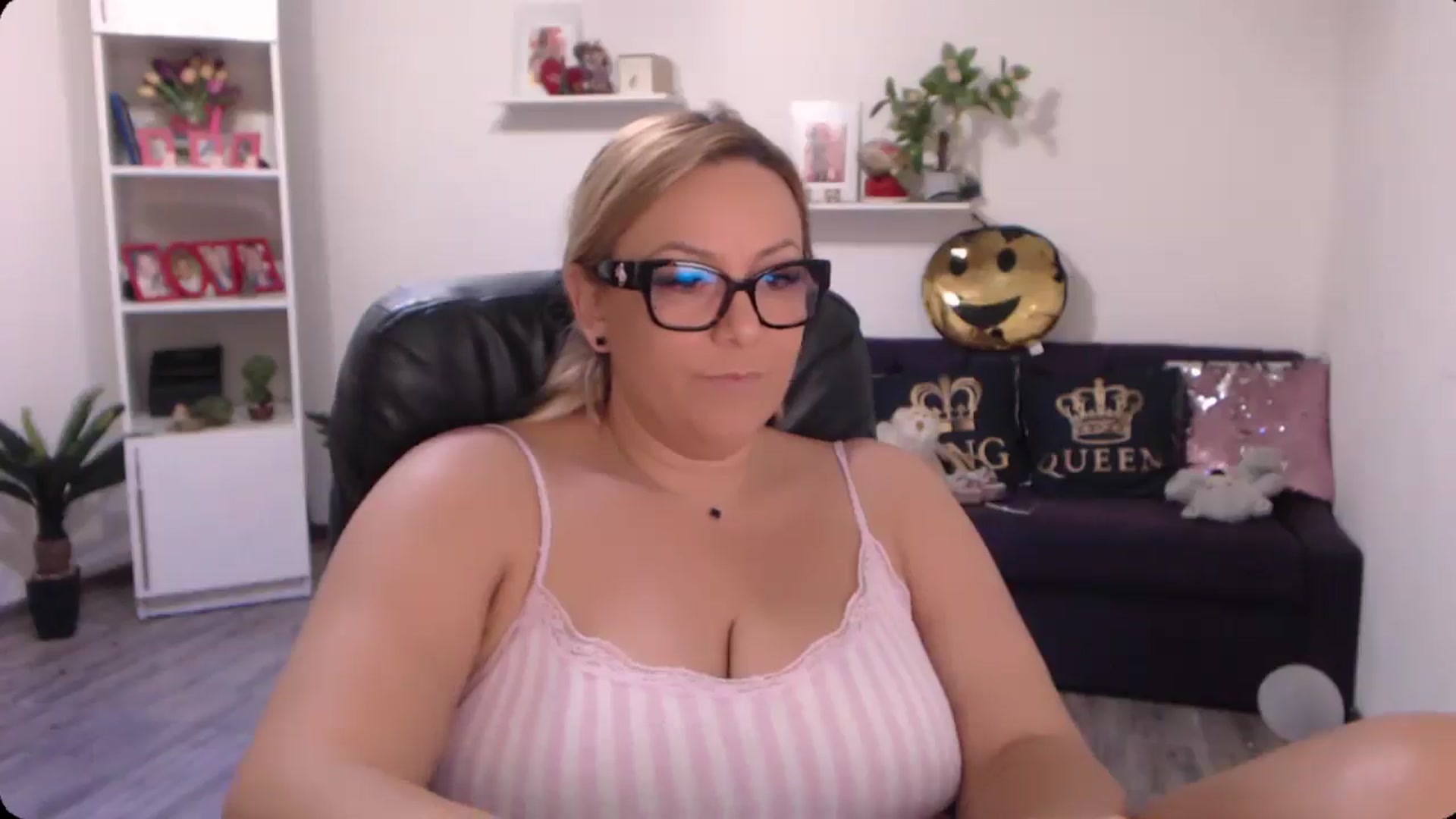 Gallery image thumbnail from A_baby_Boo's myfreecams stream on, 09/25/2024, 17:05 image 18 of 20
