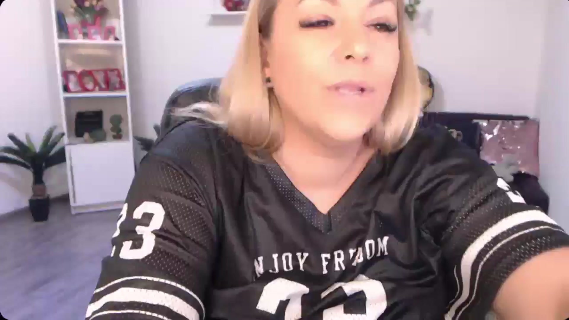 Gallery image thumbnail from A_baby_Boo's myfreecams stream on, 09/27/2024, 12:45 image 11 of 20