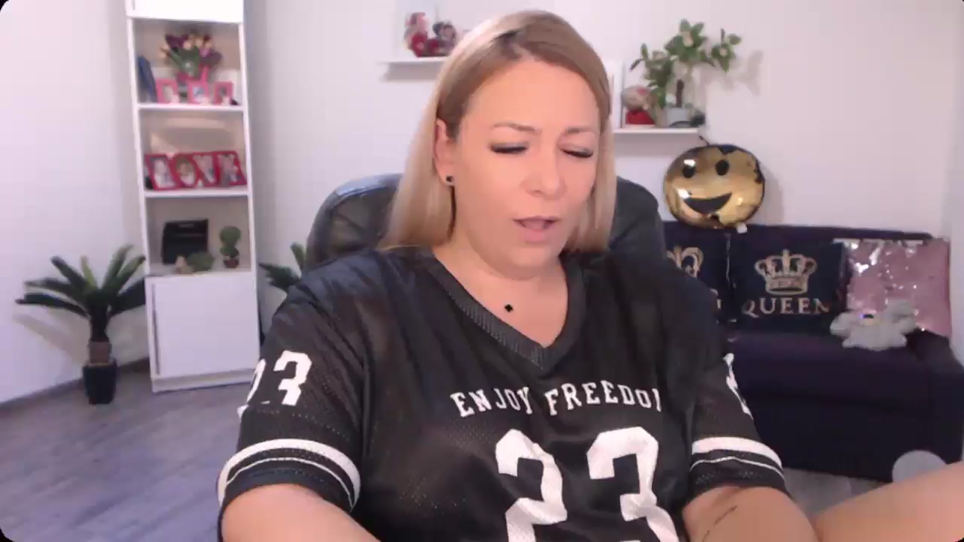 Gallery image thumbnail from A_baby_Boo's myfreecams stream on, 09/27/2024, 12:45 image 1 of 20