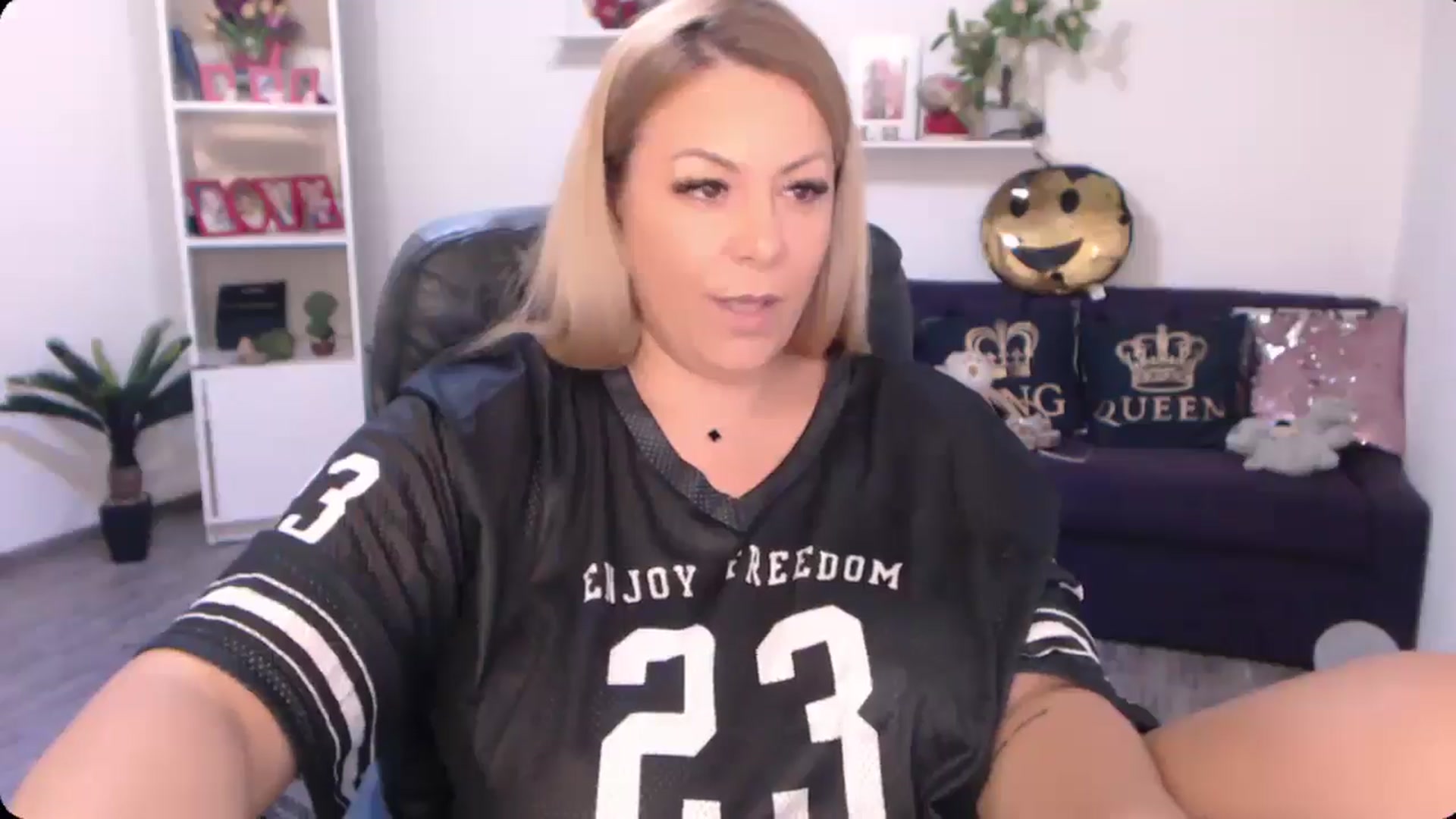 Gallery image thumbnail from A_baby_Boo's myfreecams stream on, 09/27/2024, 12:45 image 13 of 20