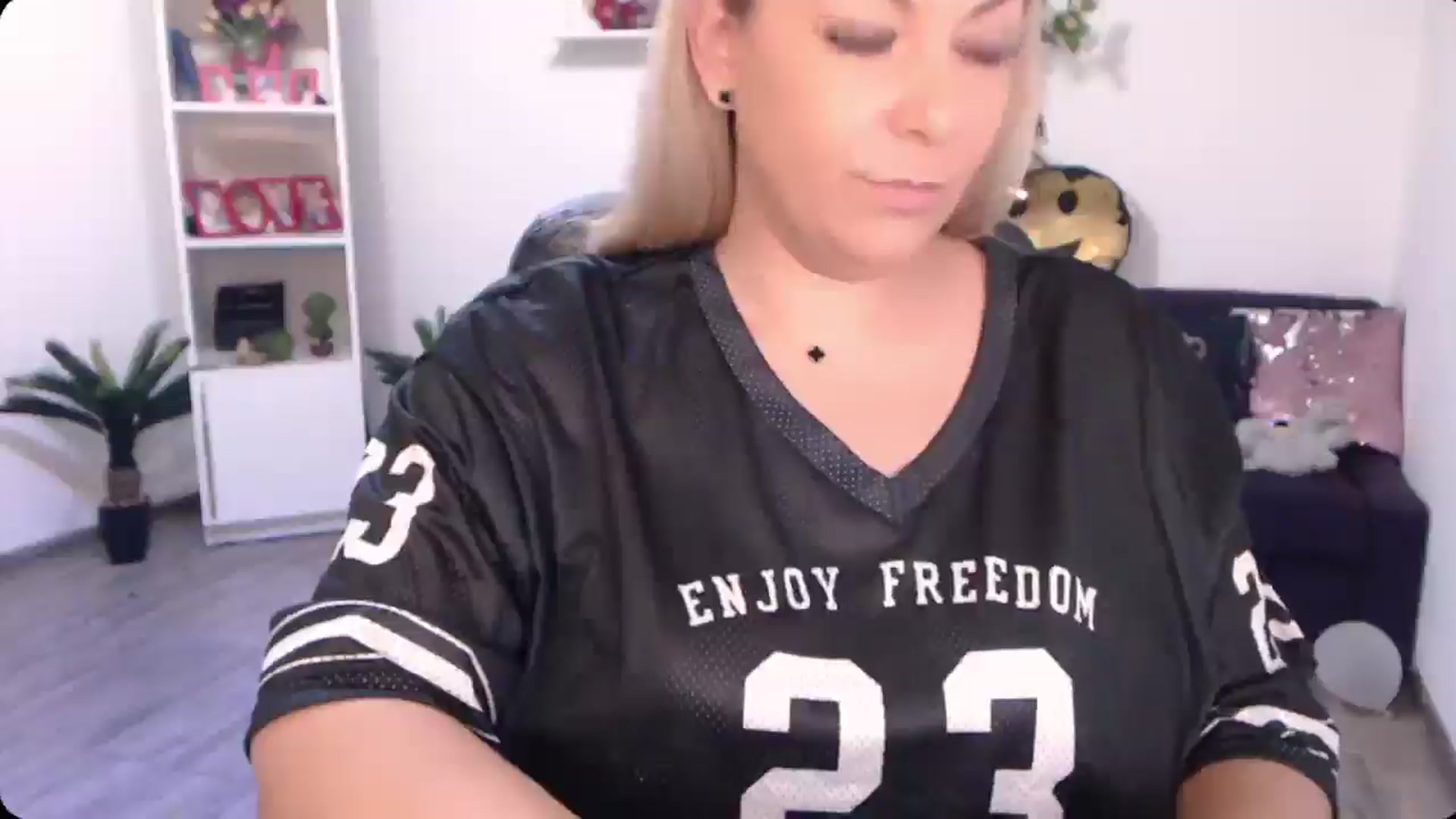 Gallery image thumbnail from A_baby_Boo's myfreecams stream on, 09/27/2024, 12:45 image 17 of 20