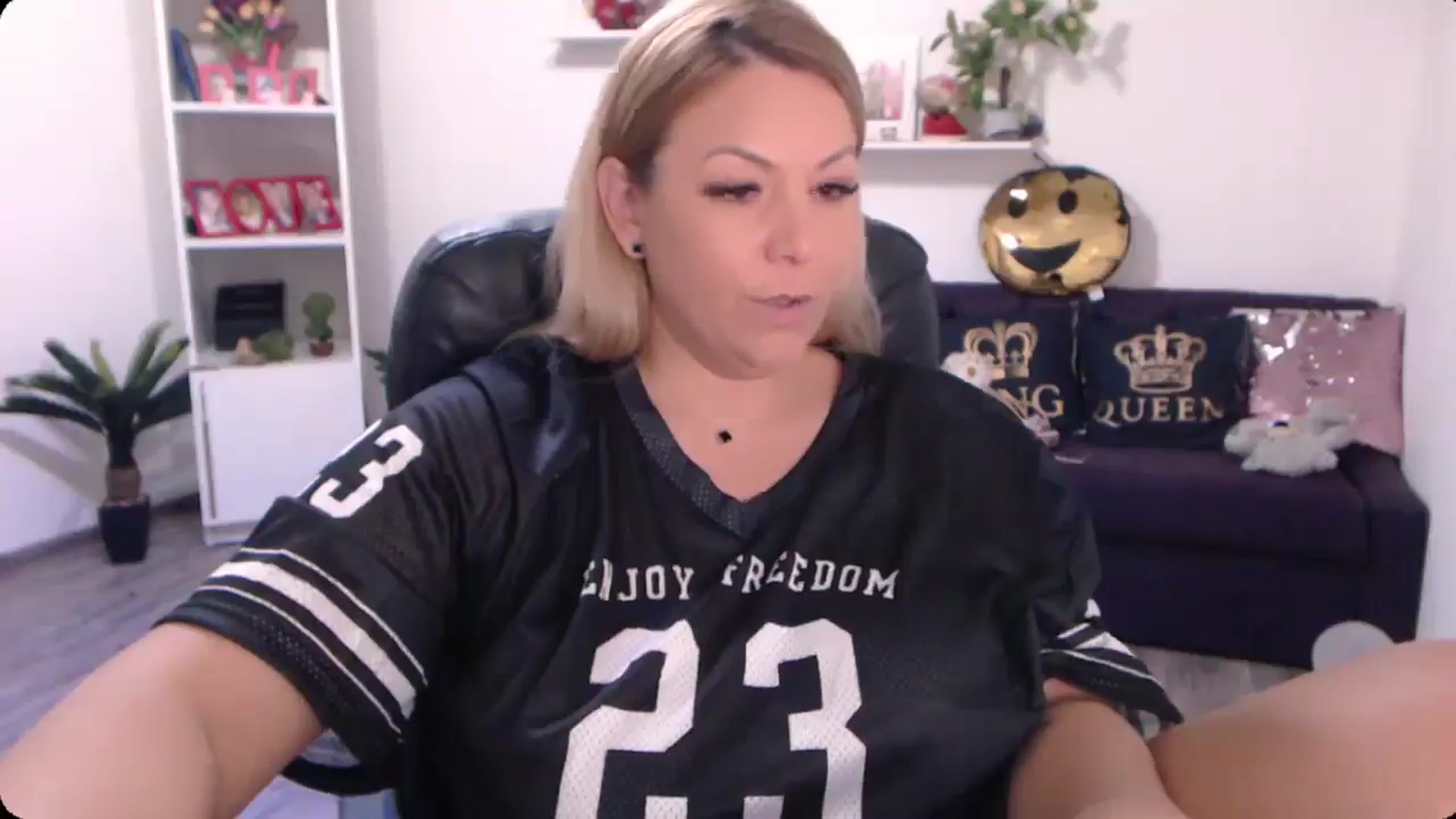 Gallery image thumbnail from A_baby_Boo's myfreecams stream on, 09/27/2024, 12:45 image 16 of 20