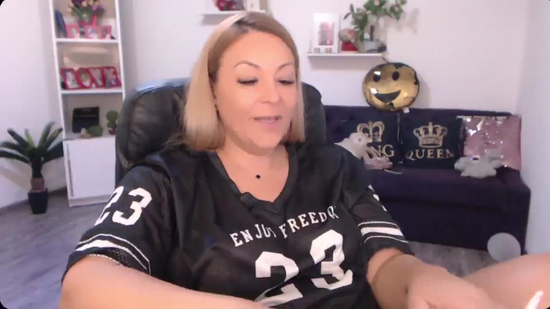 Gallery image thumbnail from A_baby_Boo's myfreecams stream on, 09/27/2024, 12:45 image 6 of 20