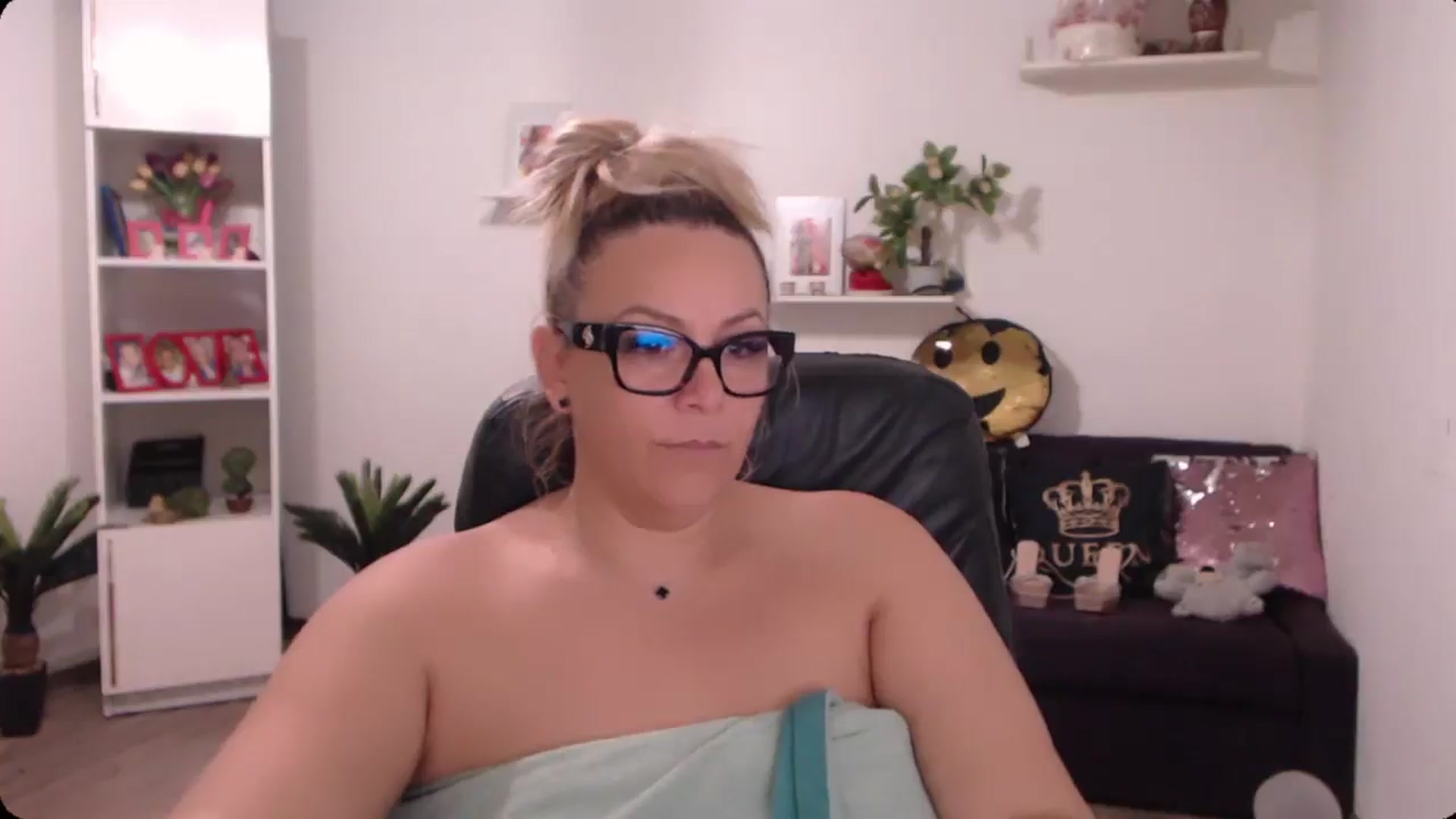 Gallery image thumbnail from A_baby_Boo's myfreecams stream on, 09/28/2024, 11:31 image 9 of 20