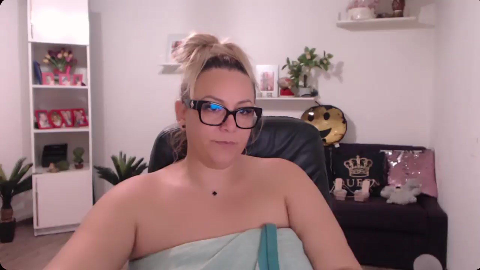 Gallery image thumbnail from A_baby_Boo's myfreecams stream on, 09/28/2024, 11:31 image 7 of 20