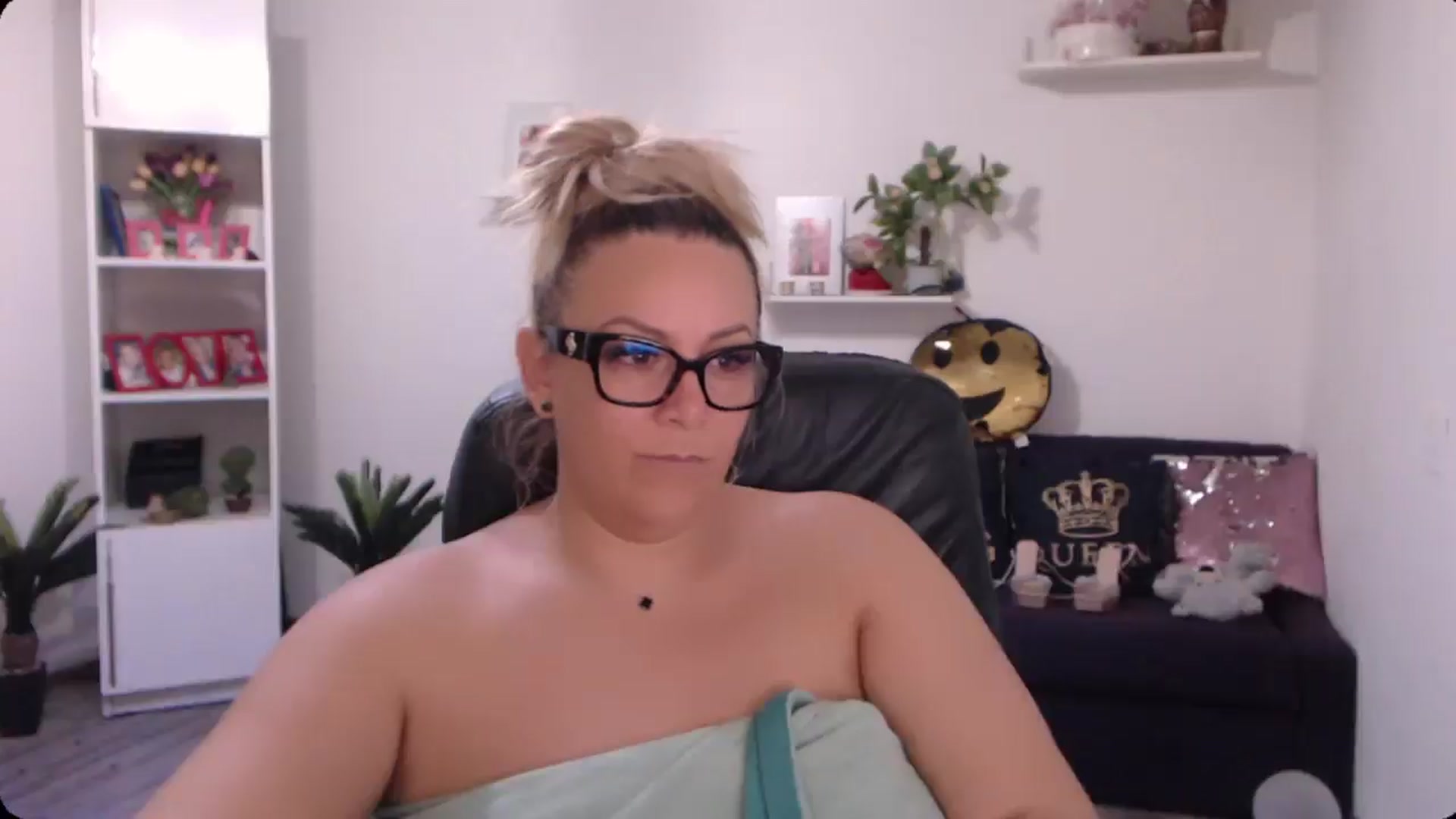 Gallery image thumbnail from A_baby_Boo's myfreecams stream on, 09/28/2024, 11:31 image 13 of 20