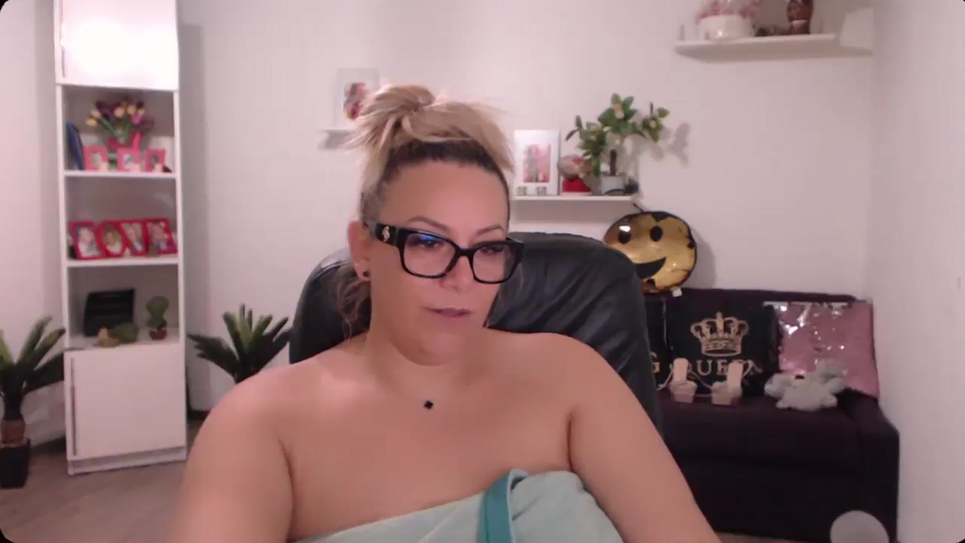 Gallery image thumbnail from A_baby_Boo's myfreecams stream on, 09/28/2024, 11:31 image 16 of 20
