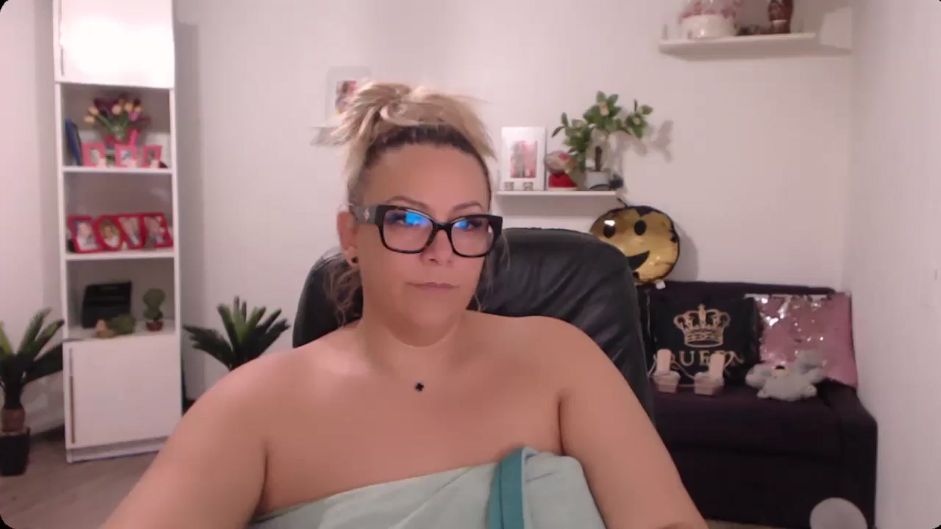 Gallery image thumbnail from A_baby_Boo's myfreecams stream on, 09/28/2024, 11:31 image 11 of 20