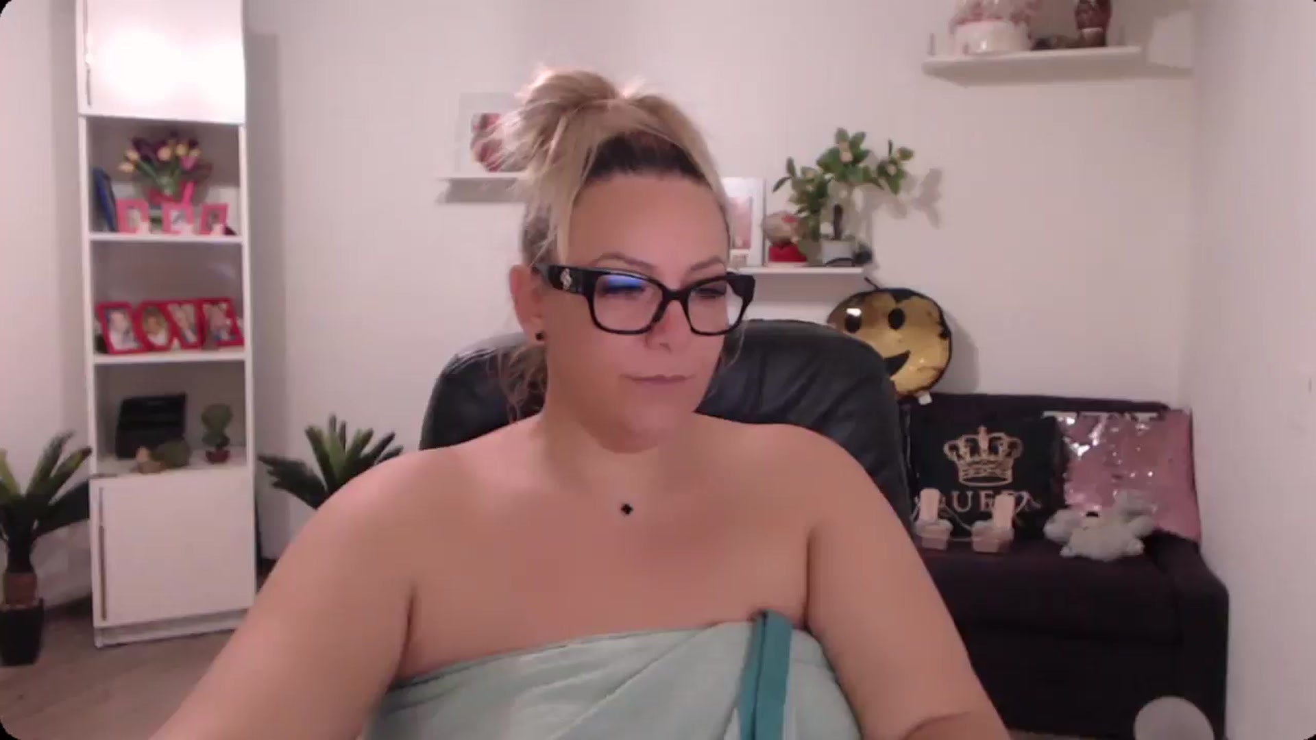 Gallery image thumbnail from A_baby_Boo's myfreecams stream on, 09/28/2024, 11:31 image 2 of 20