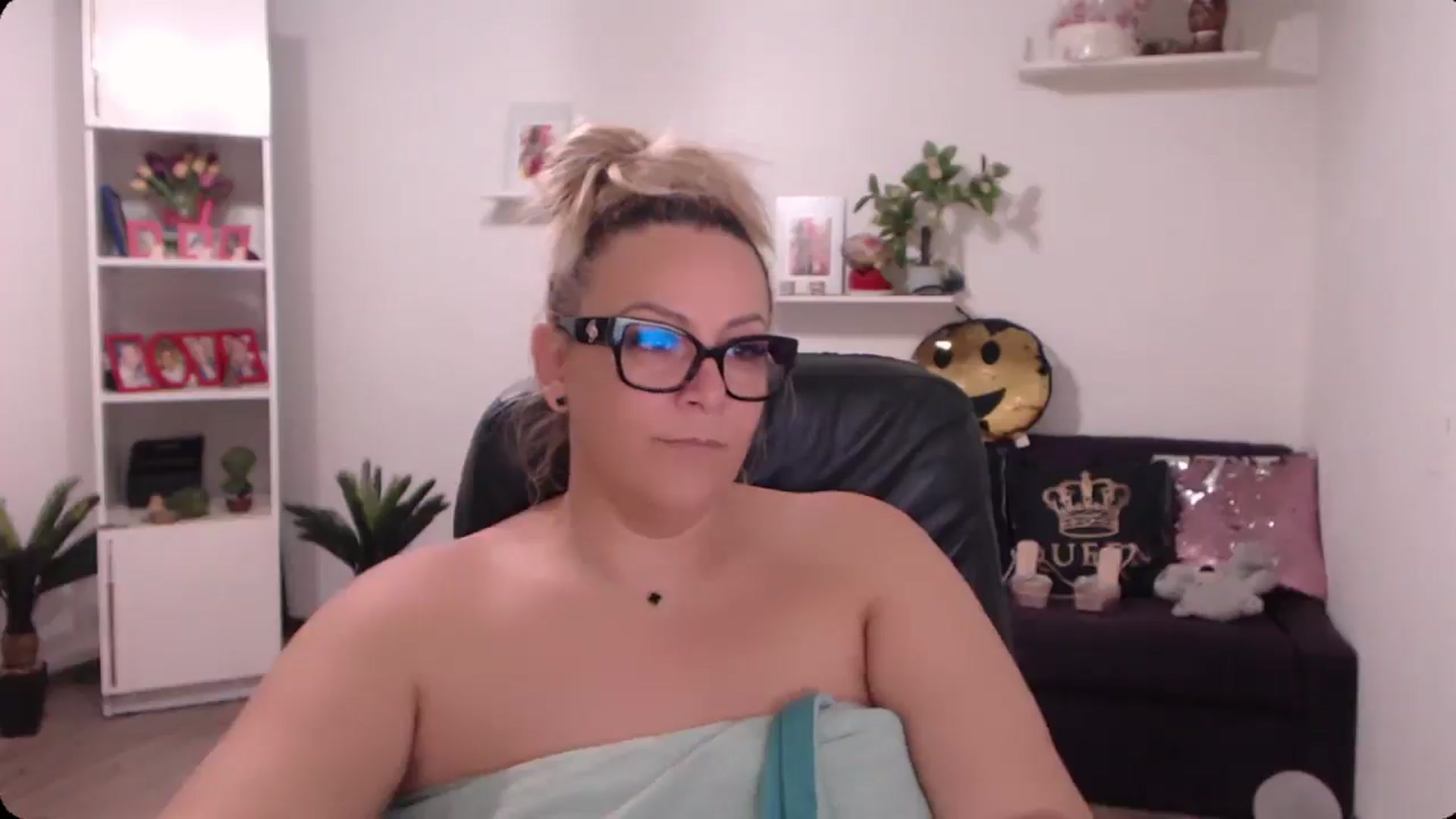 Gallery image thumbnail from A_baby_Boo's myfreecams stream on, 09/28/2024, 11:31 image 10 of 20