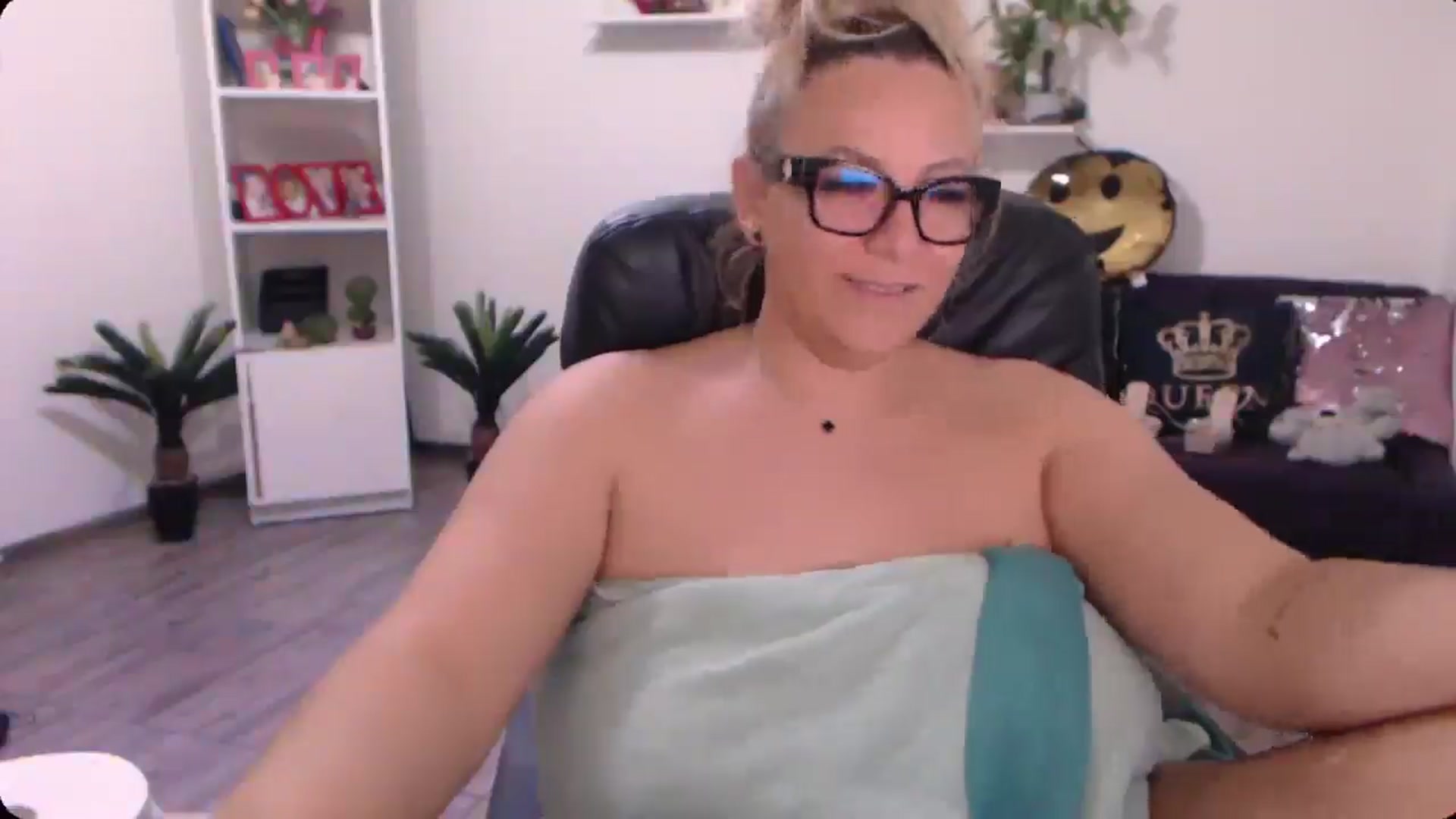Gallery image thumbnail from A_baby_Boo's myfreecams stream on, 09/28/2024, 12:18 image 2 of 20