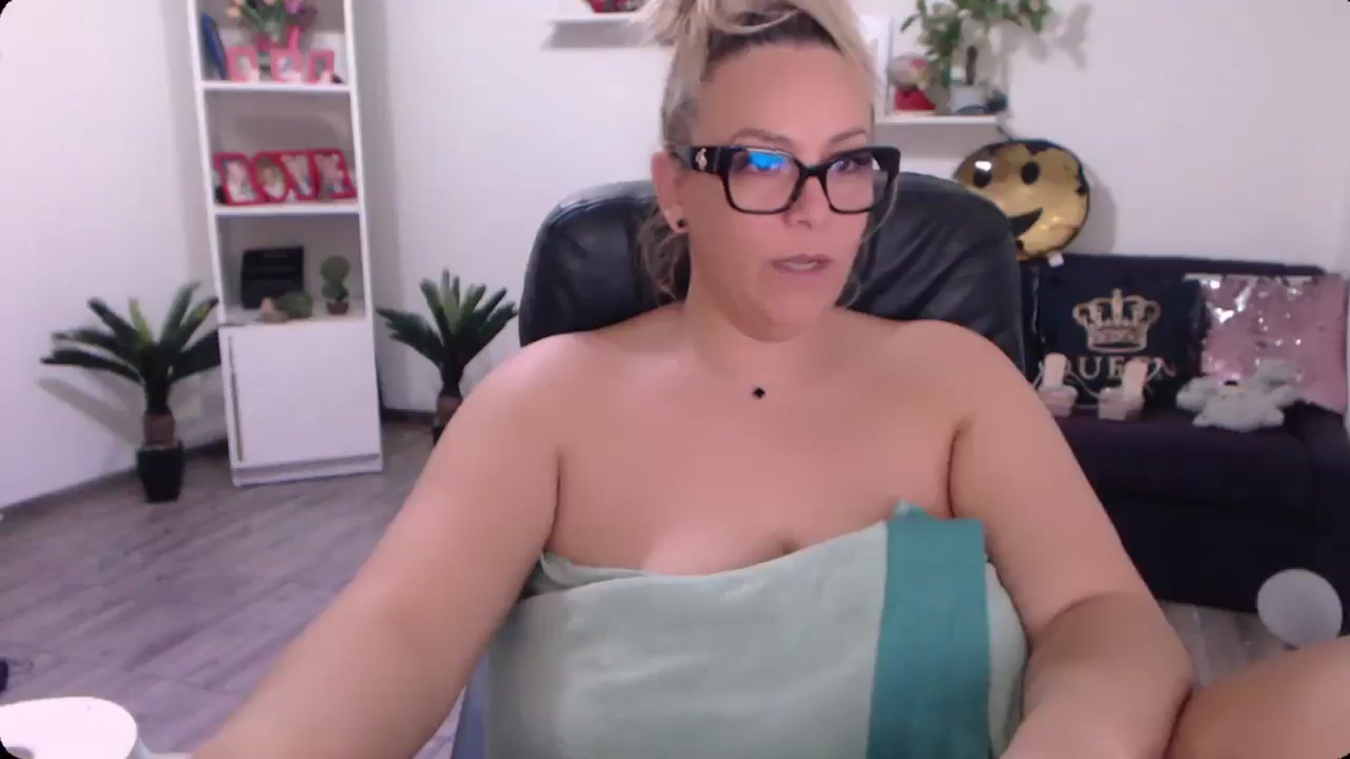 Gallery image thumbnail from A_baby_Boo's myfreecams stream on, 09/28/2024, 12:18 image 3 of 20