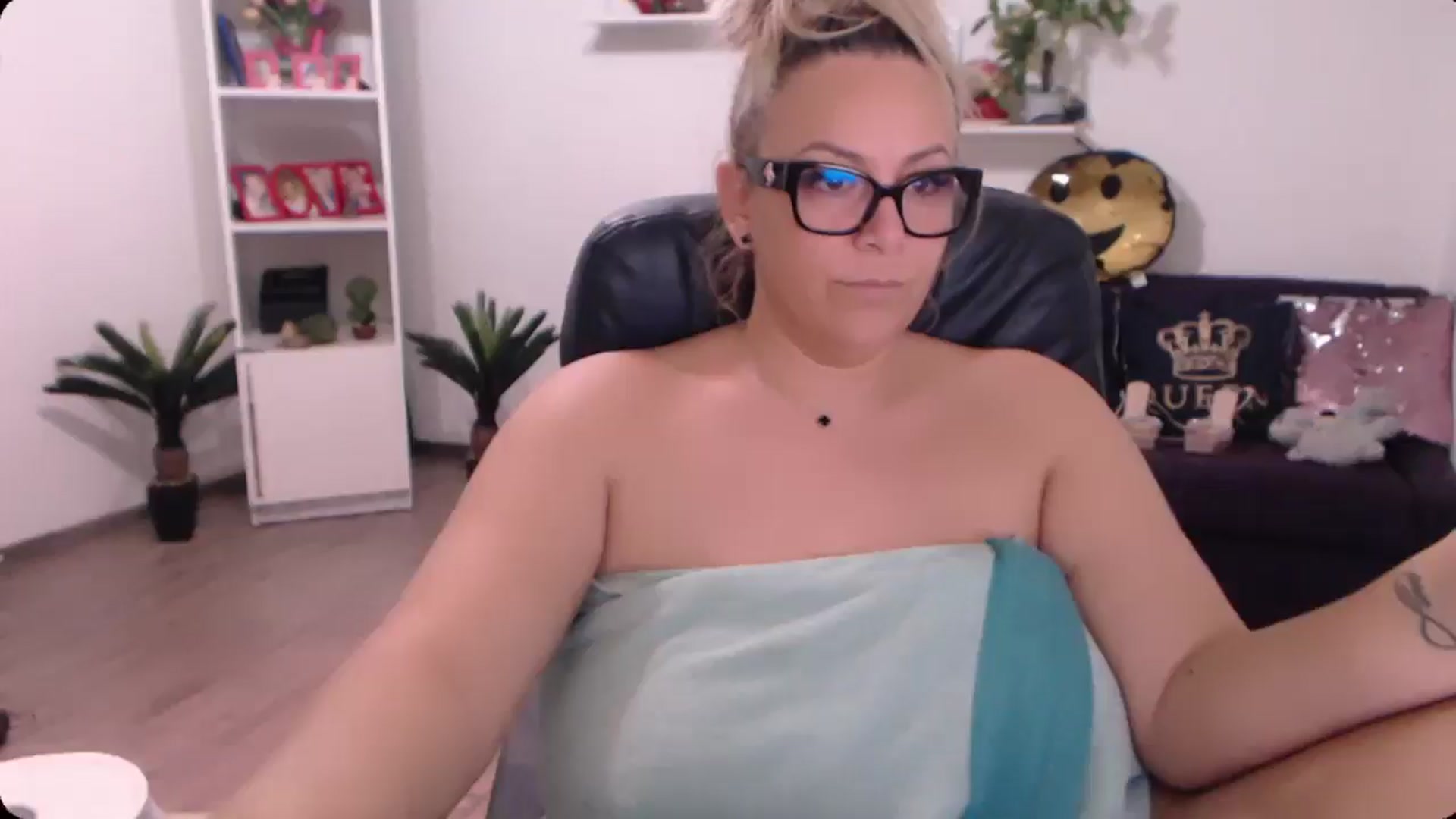 Gallery image thumbnail from A_baby_Boo's myfreecams stream on, 09/28/2024, 12:18 image 1 of 20